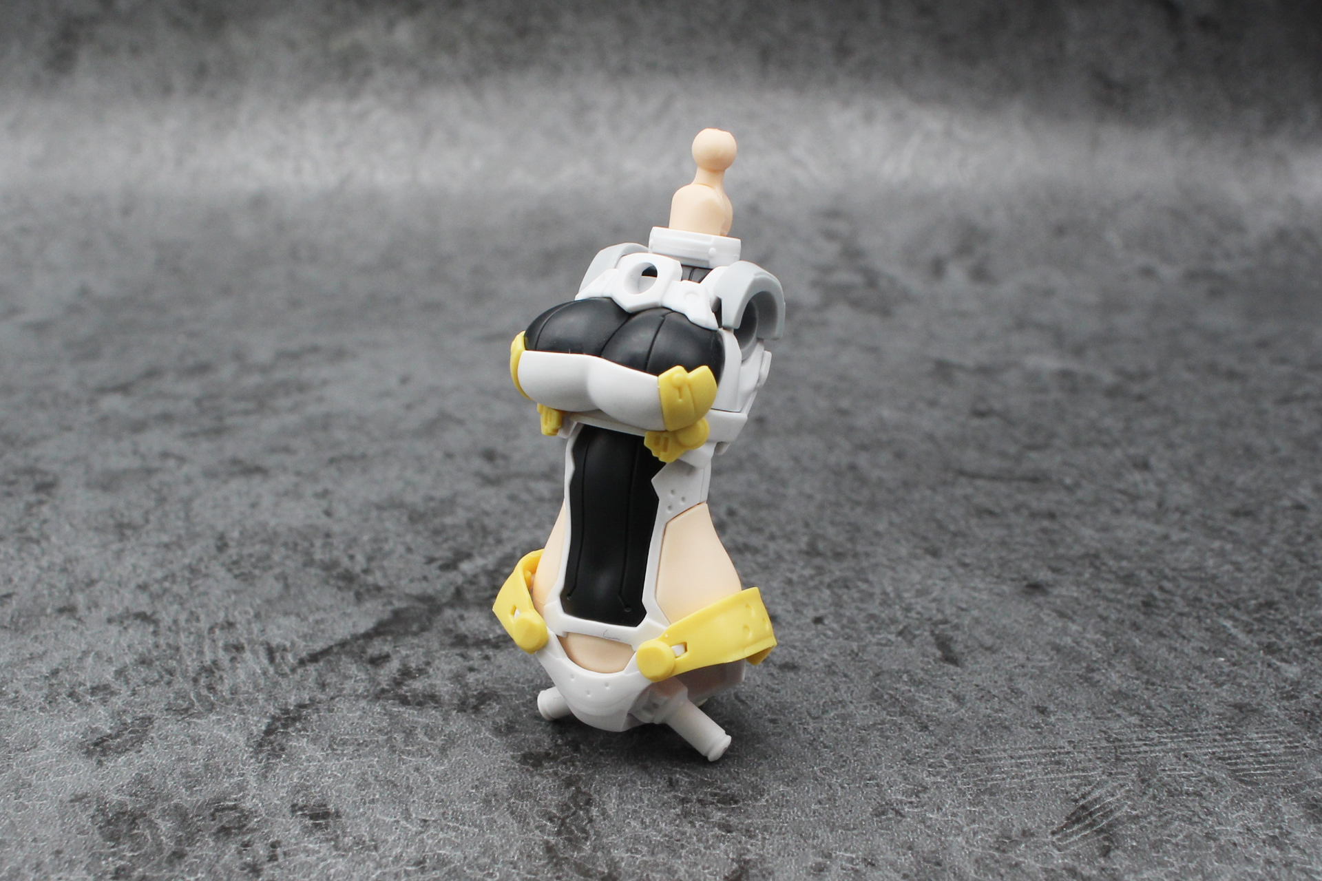 関節とパンツを取り付けて胴体が完成