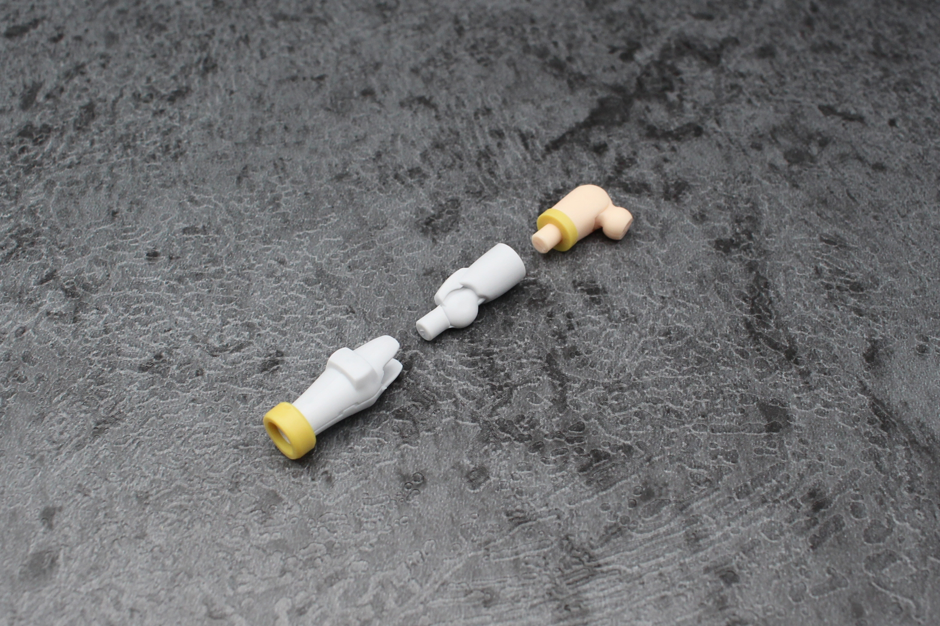 腕の組み立て。構造は他のシリーズと基本的に同じだ。