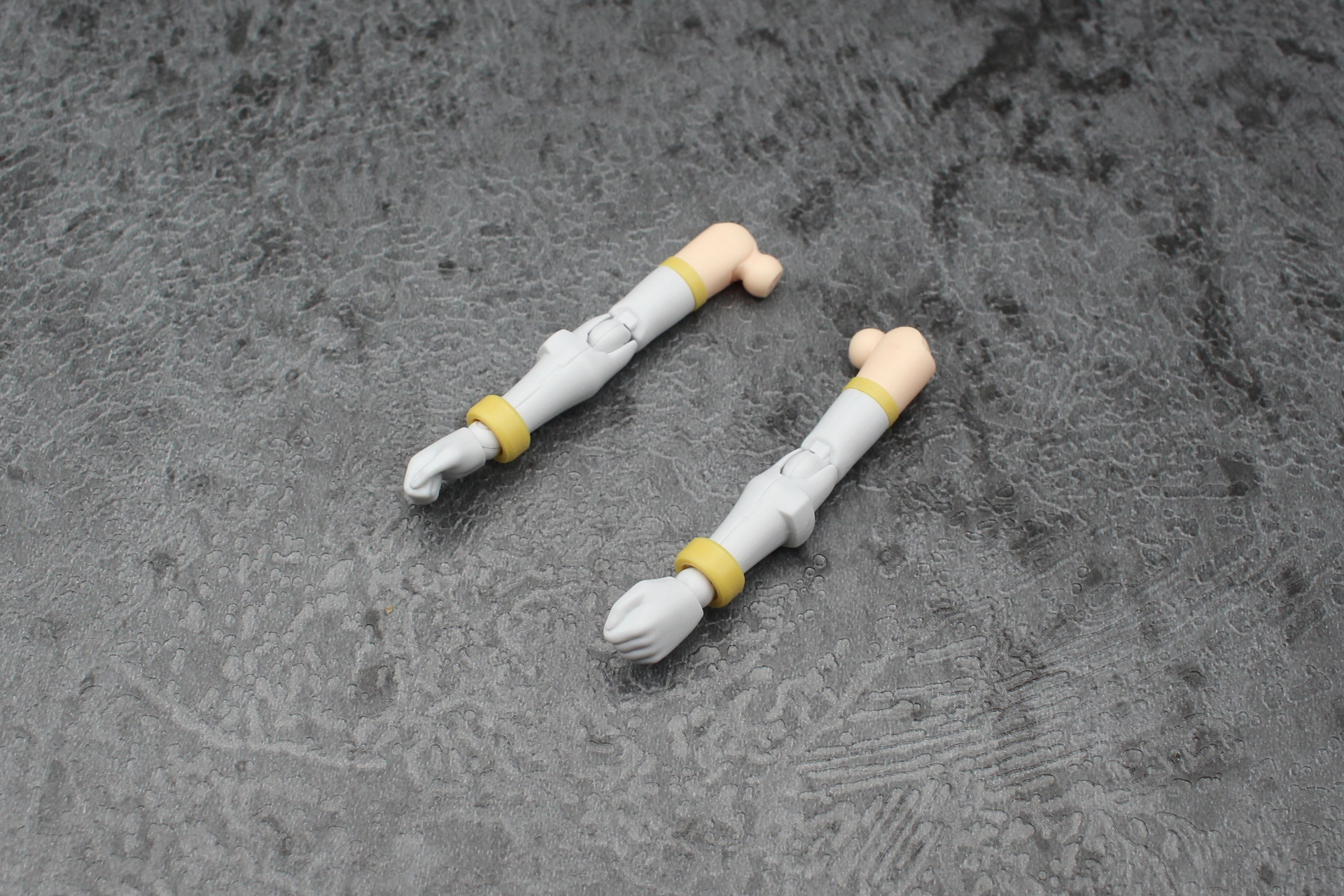 左右を組み立てて腕の完成