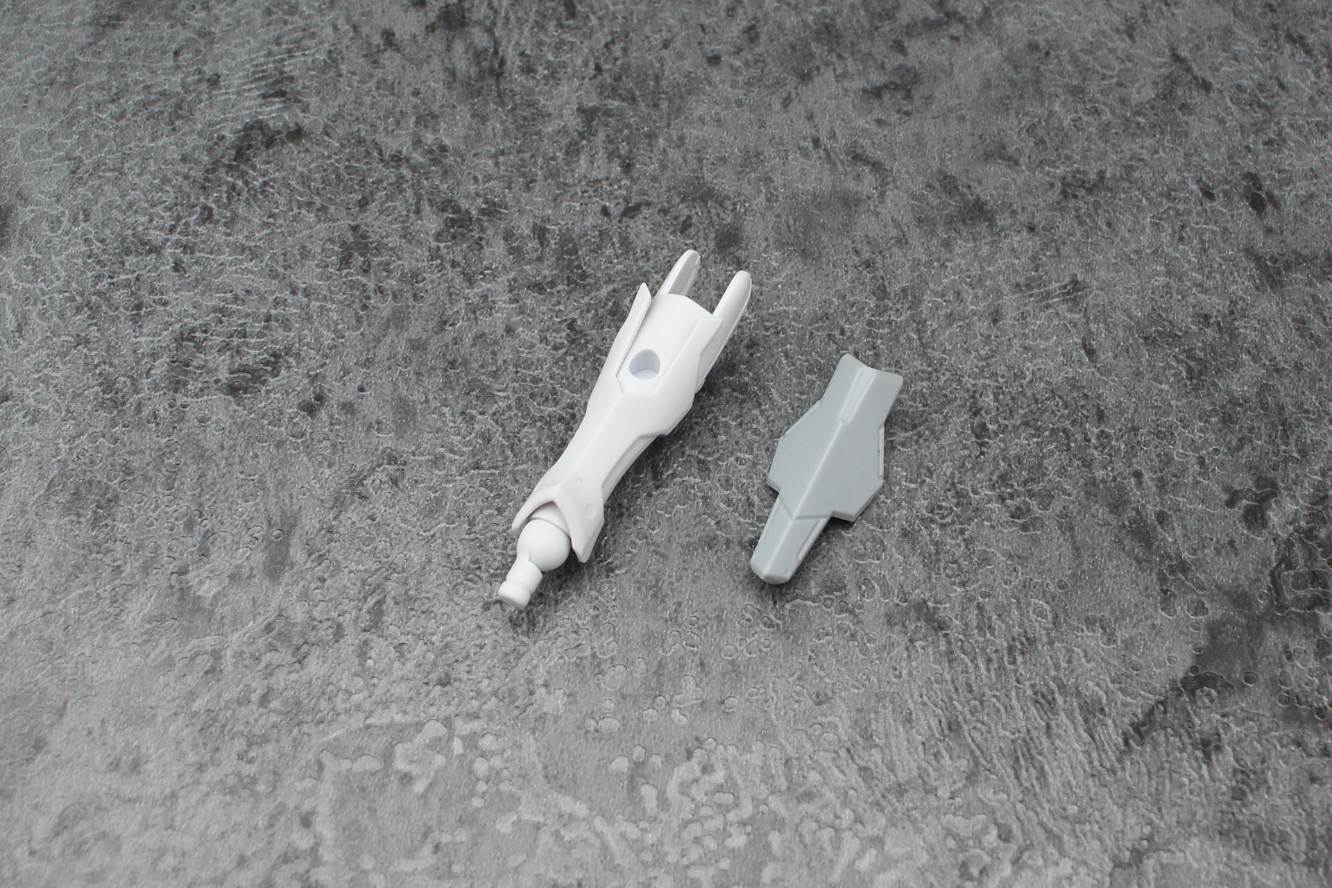 スネはこれまでの素体とは大きく違うデザイン