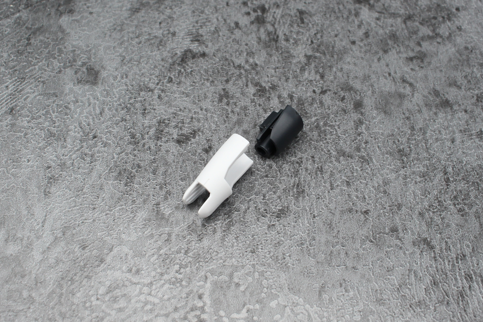 モモの下側を組み立て、ヒザの関節を取り付ける