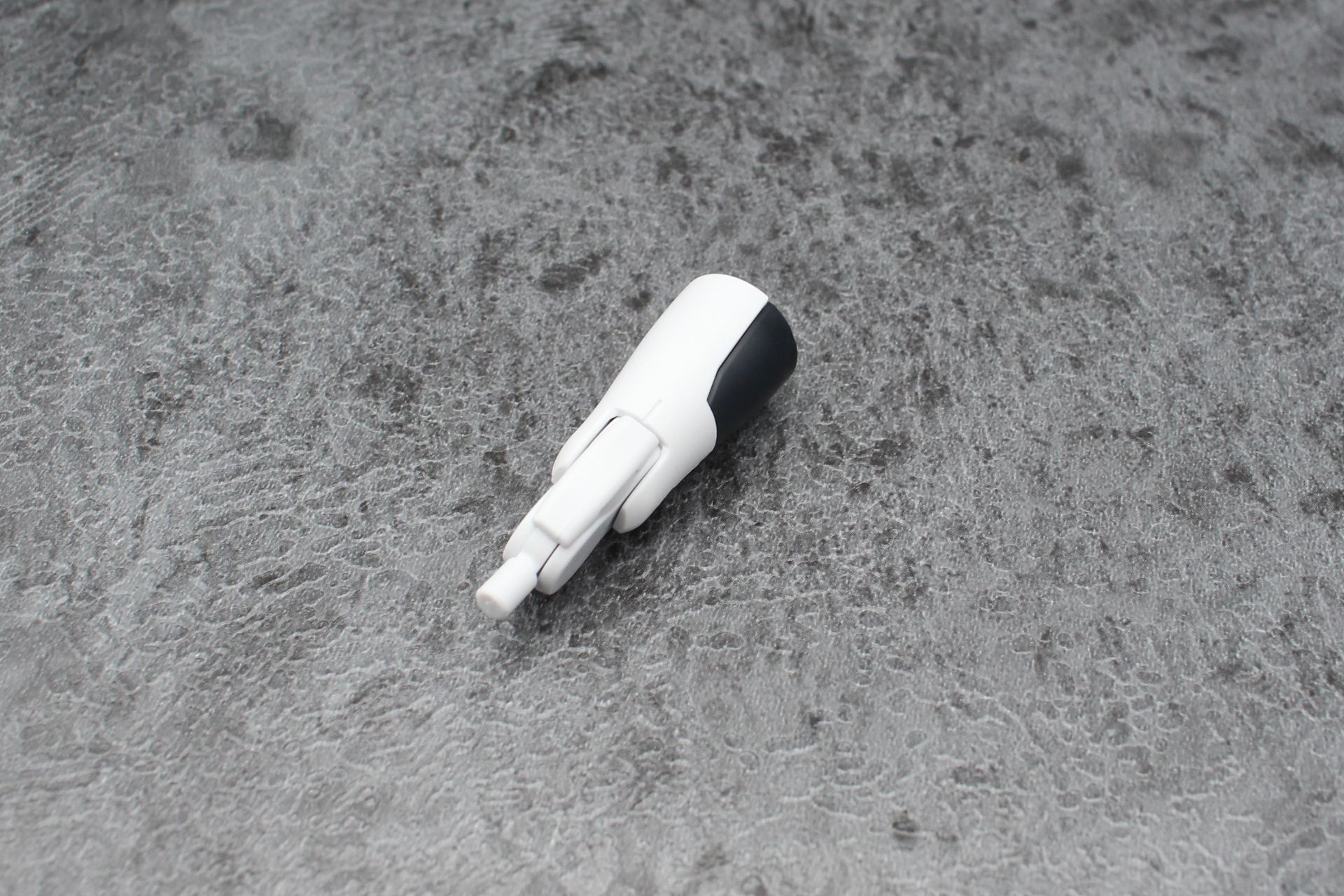 モモの下側を組み立て、ヒザの関節を取り付ける