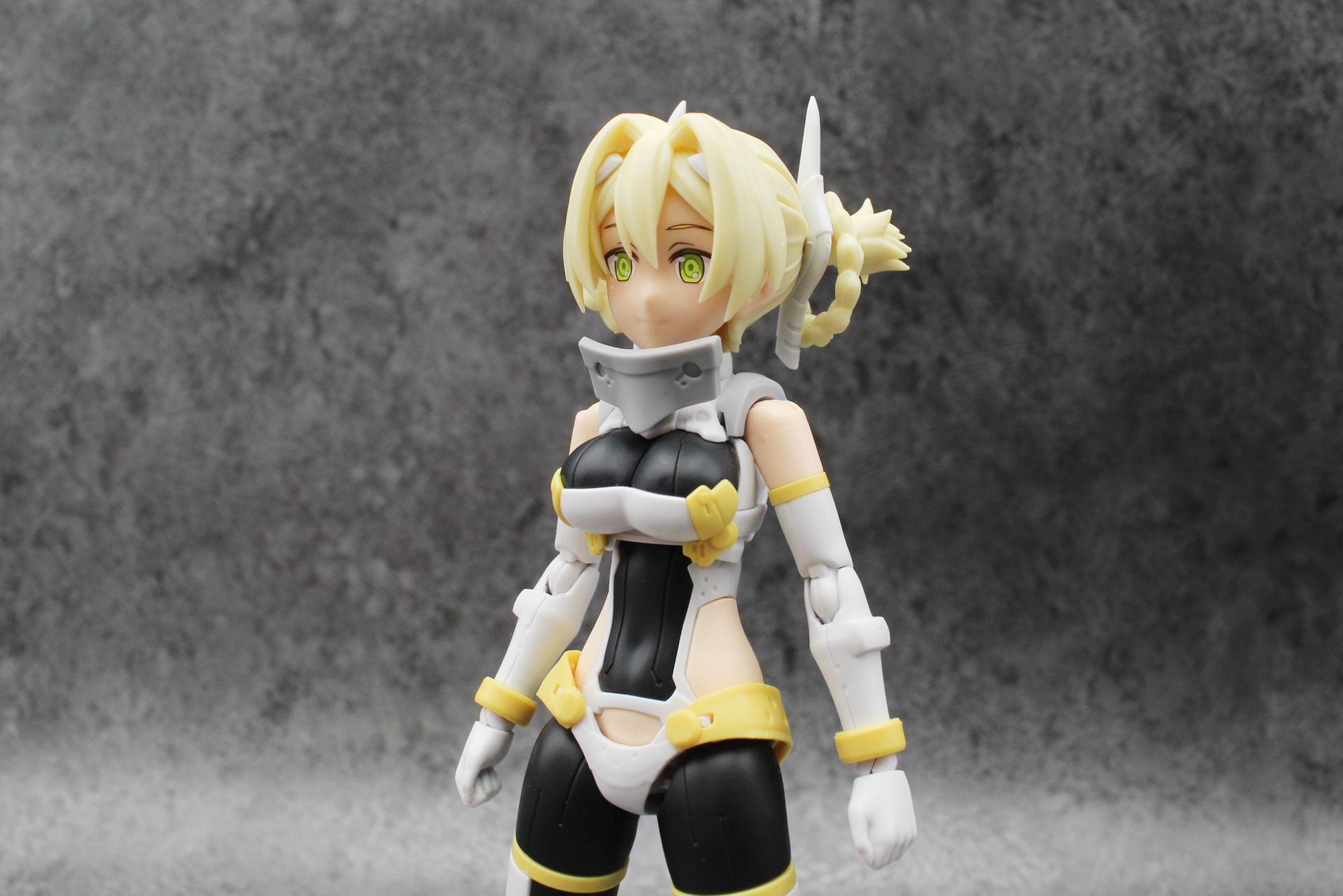 首元に装甲を取り付ける。ナイトらしさがグッと上がった