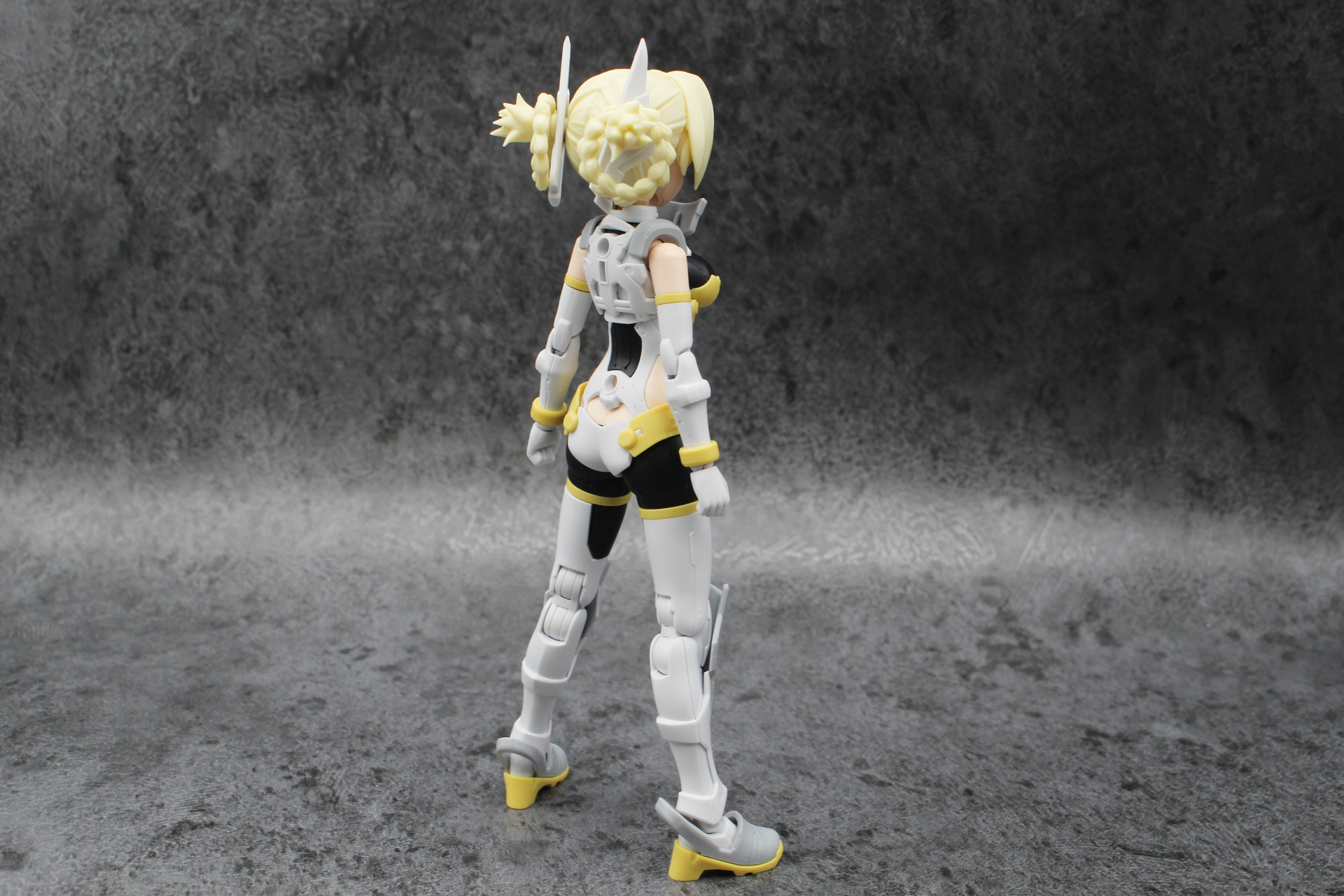 バックショット。後ろ髪の複雑な形状にも注目