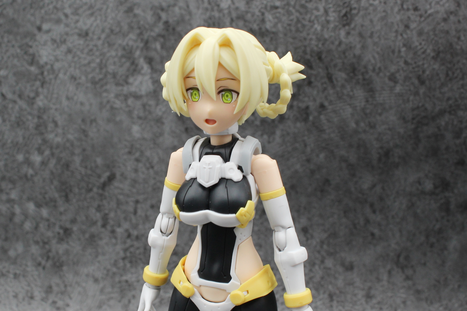 首元の装甲を飾りパーツに変更。髪の毛の飾りを取り除いた軽装スタイル