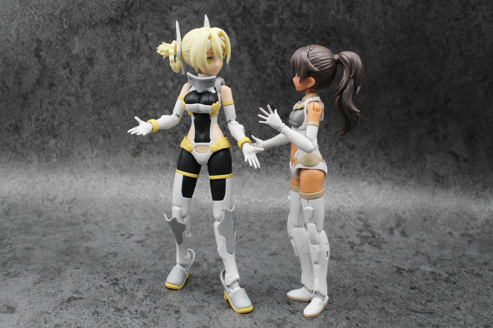 全高は約145mm。ルルチェ（右）より少し大きい。脚部のデザインの違いにも注目