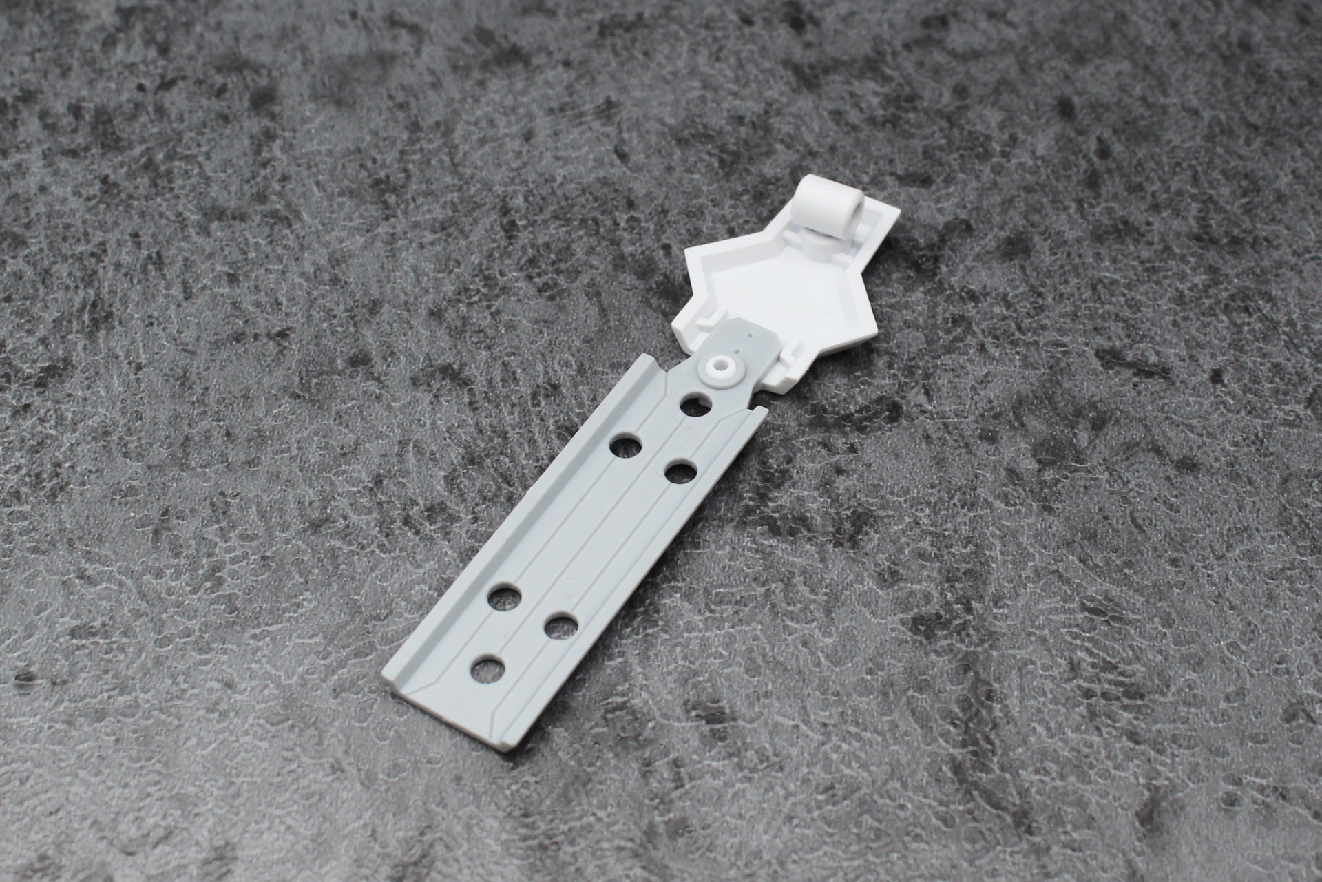 アーマーパーツの組み立て。ジョイントを取り付けた装甲板は4枚