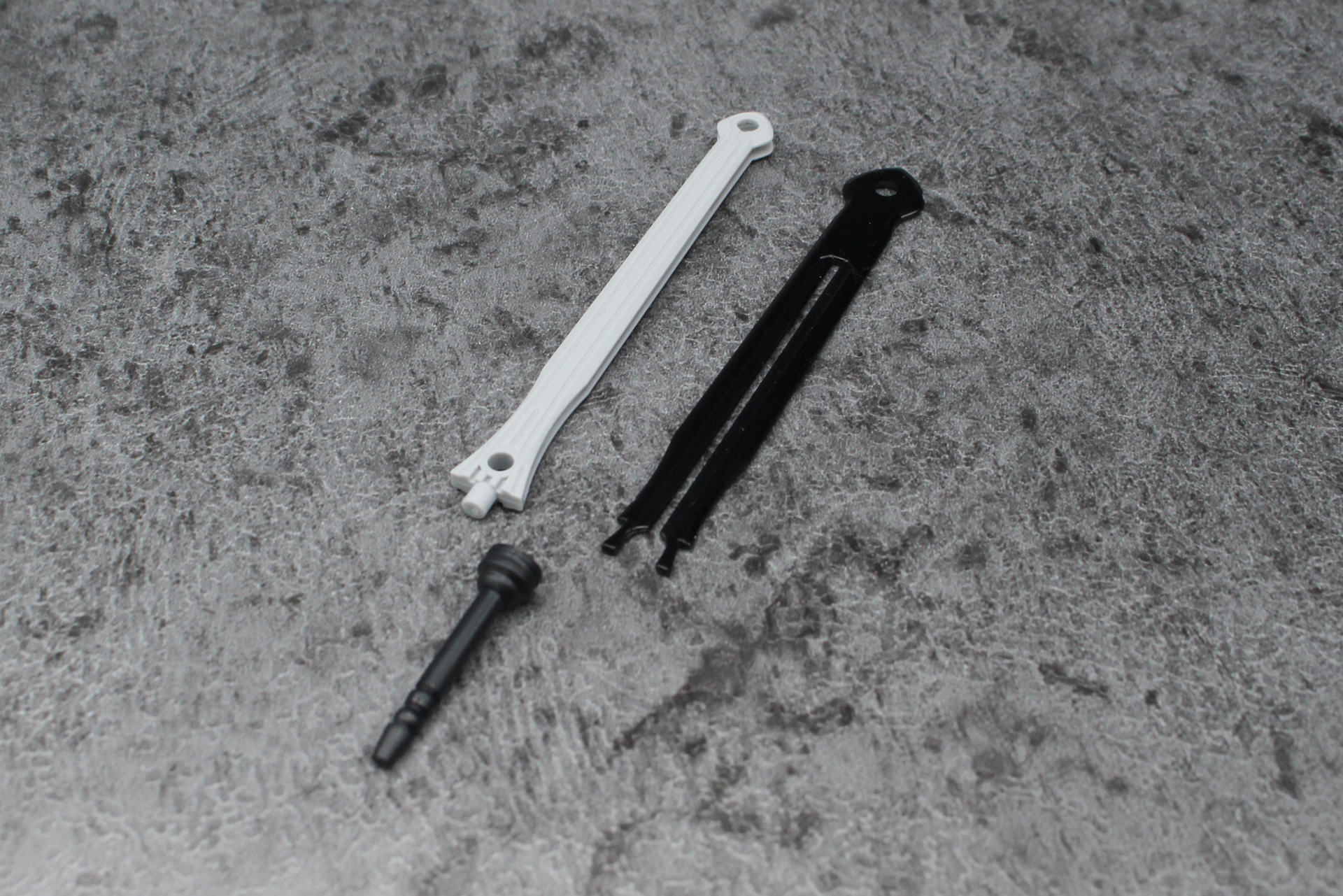 剣は3パーツ。黒い刃の部分はクリアパーツだ