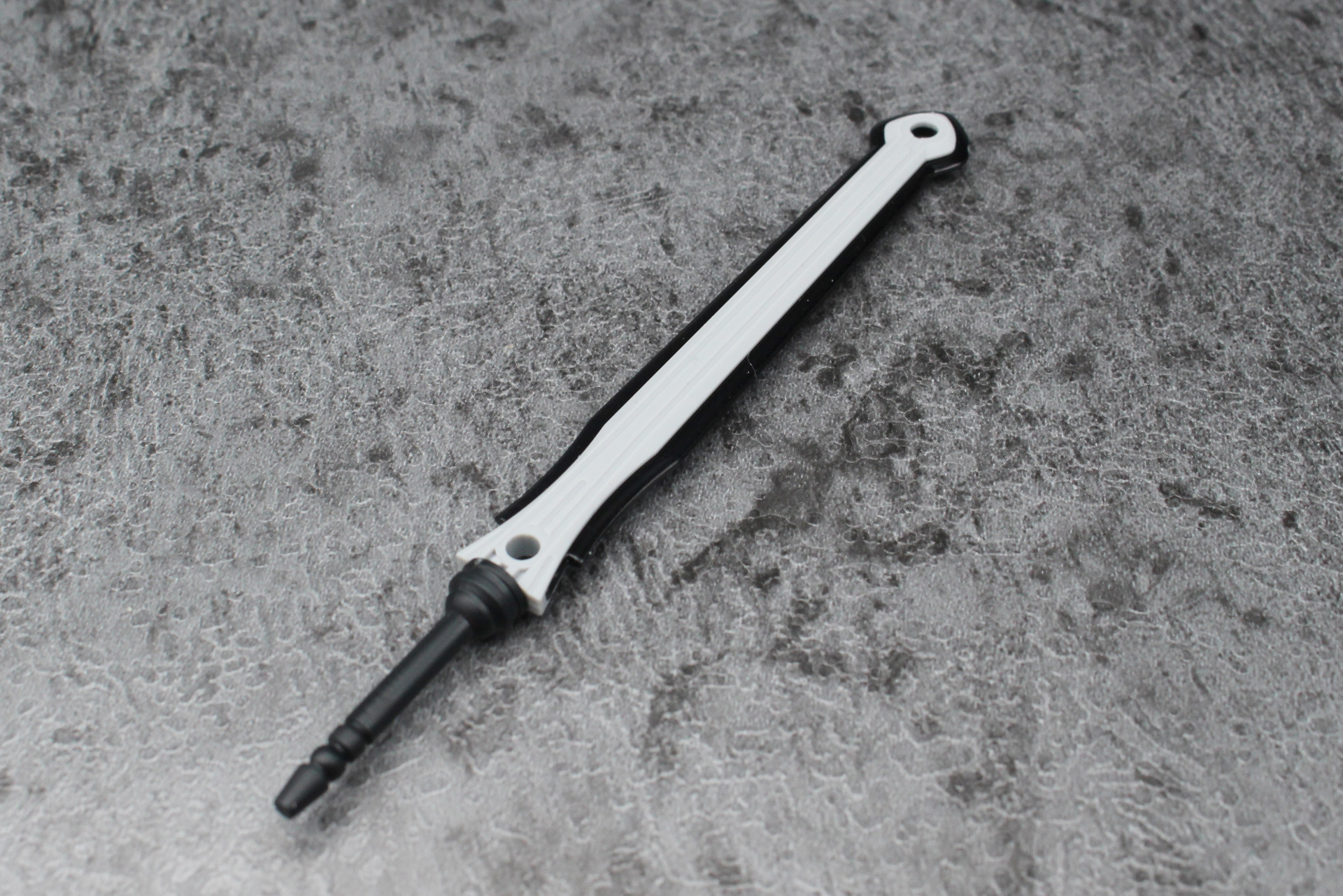 剣は3パーツ。黒い刃の部分はクリアパーツだ