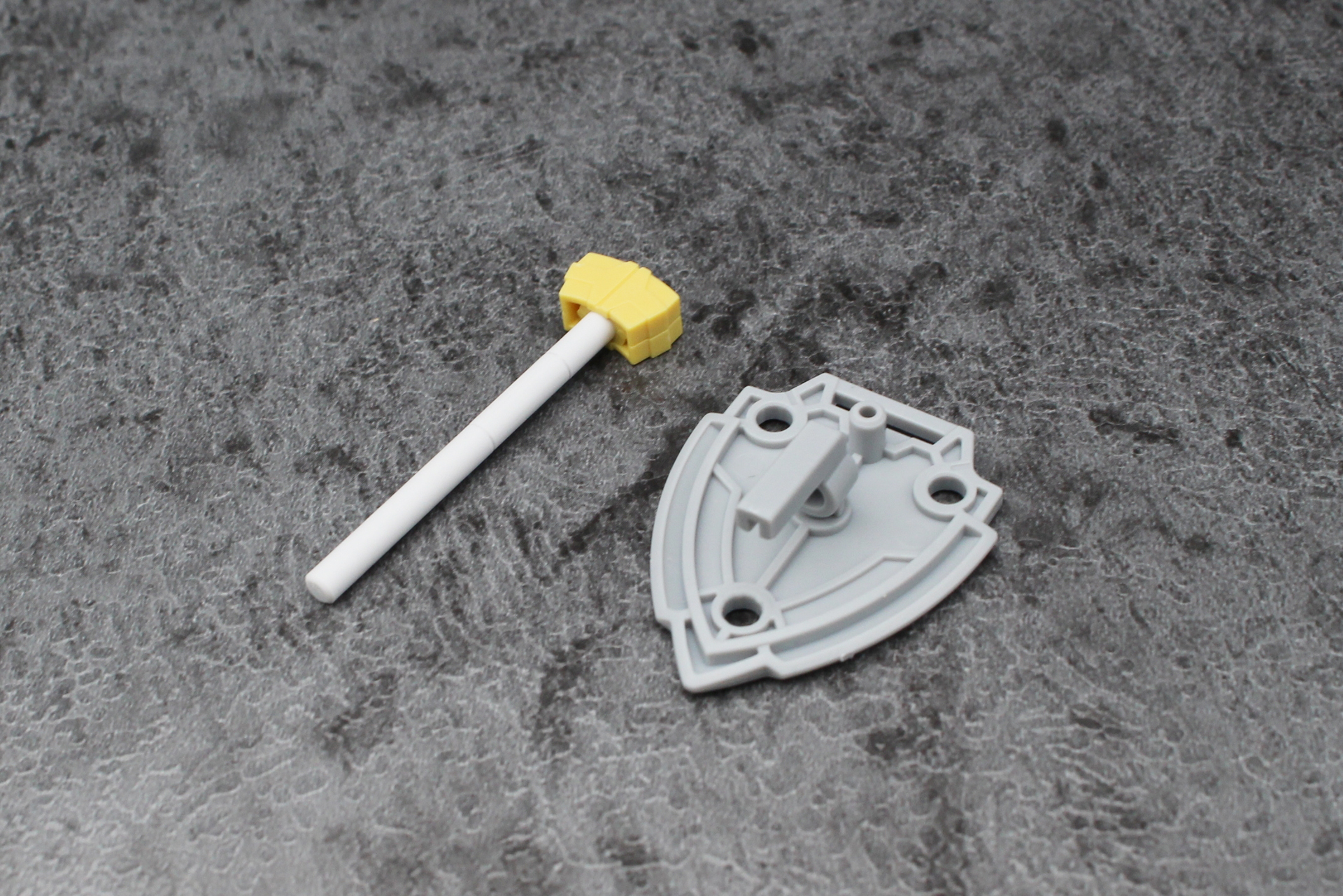 ハンマーとシールドを組み立て