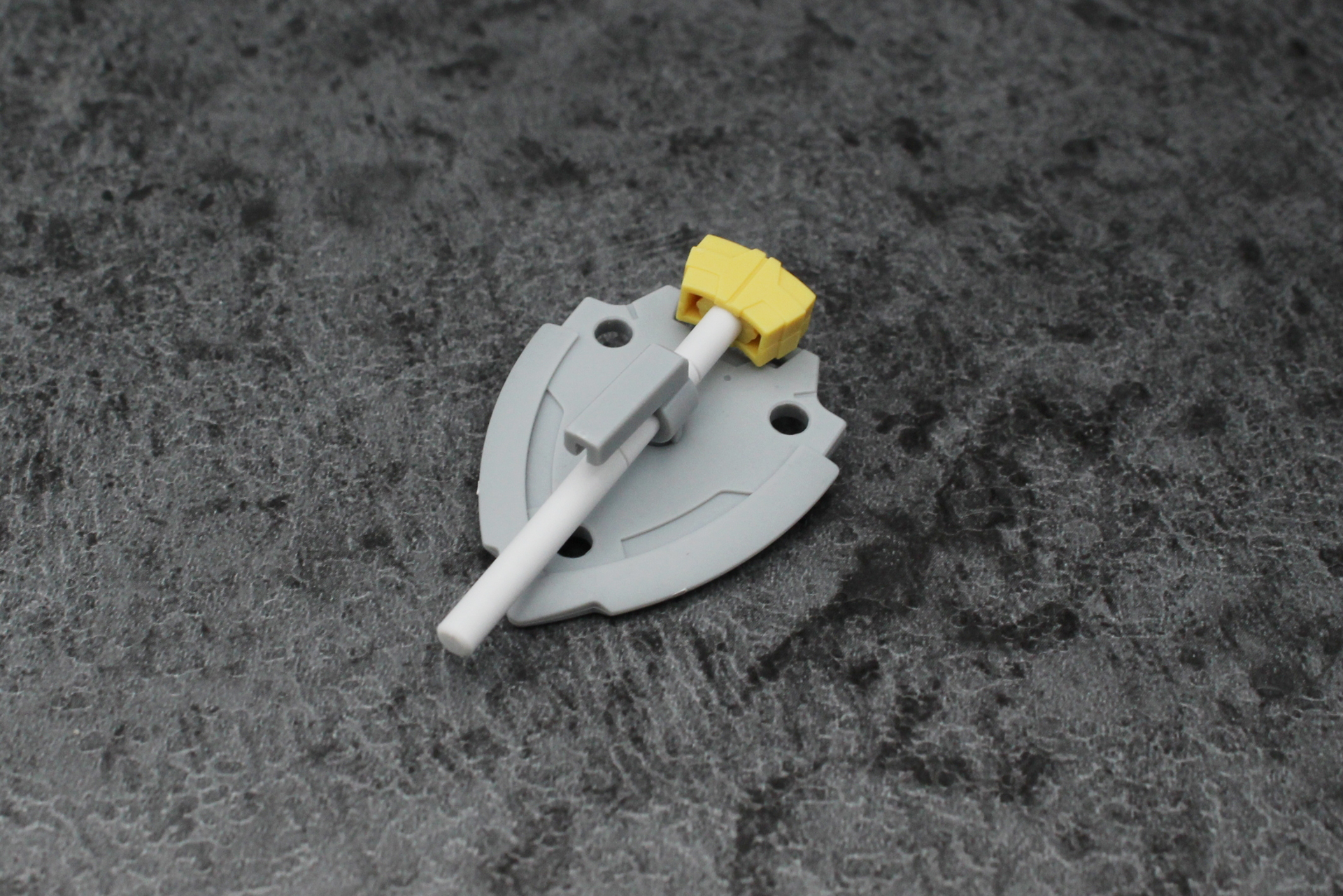 シールドの表側にグリップを取り付けた状態。ハンマーもグリップの根元に収まる