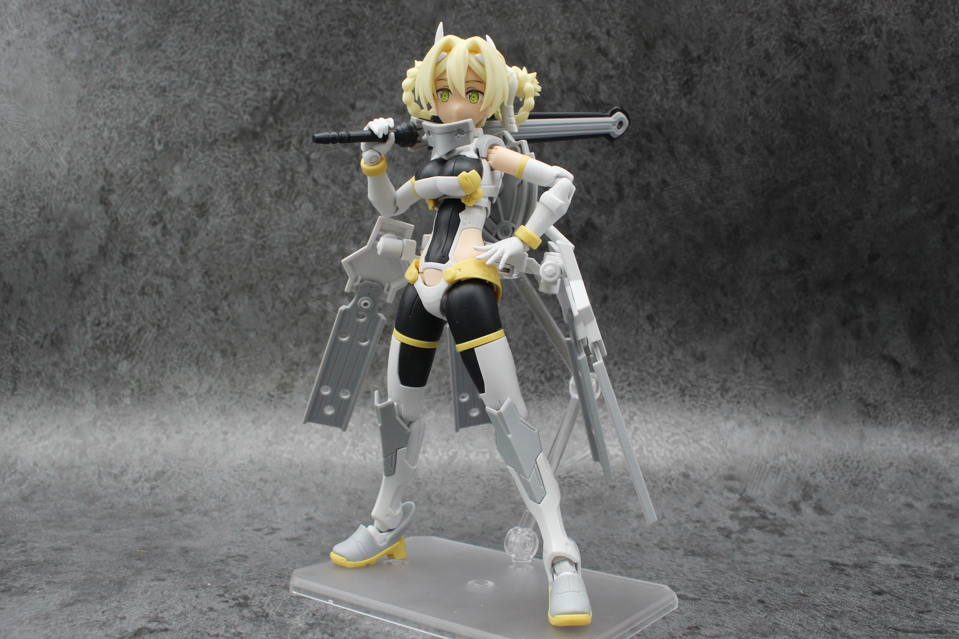 アームドモードの完成。重心がやや後ろになって倒れやすいので、アクションベースの使用を推奨する