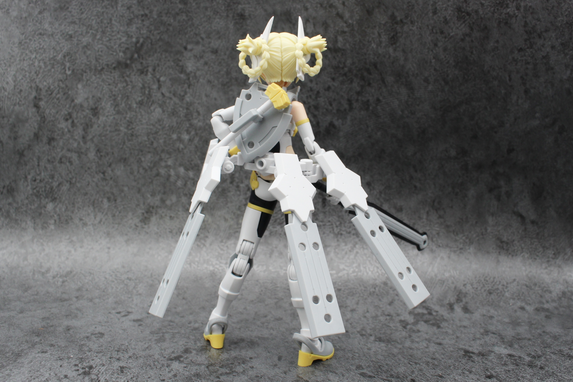 シールドとハンマーは背中に取り付けることもできる