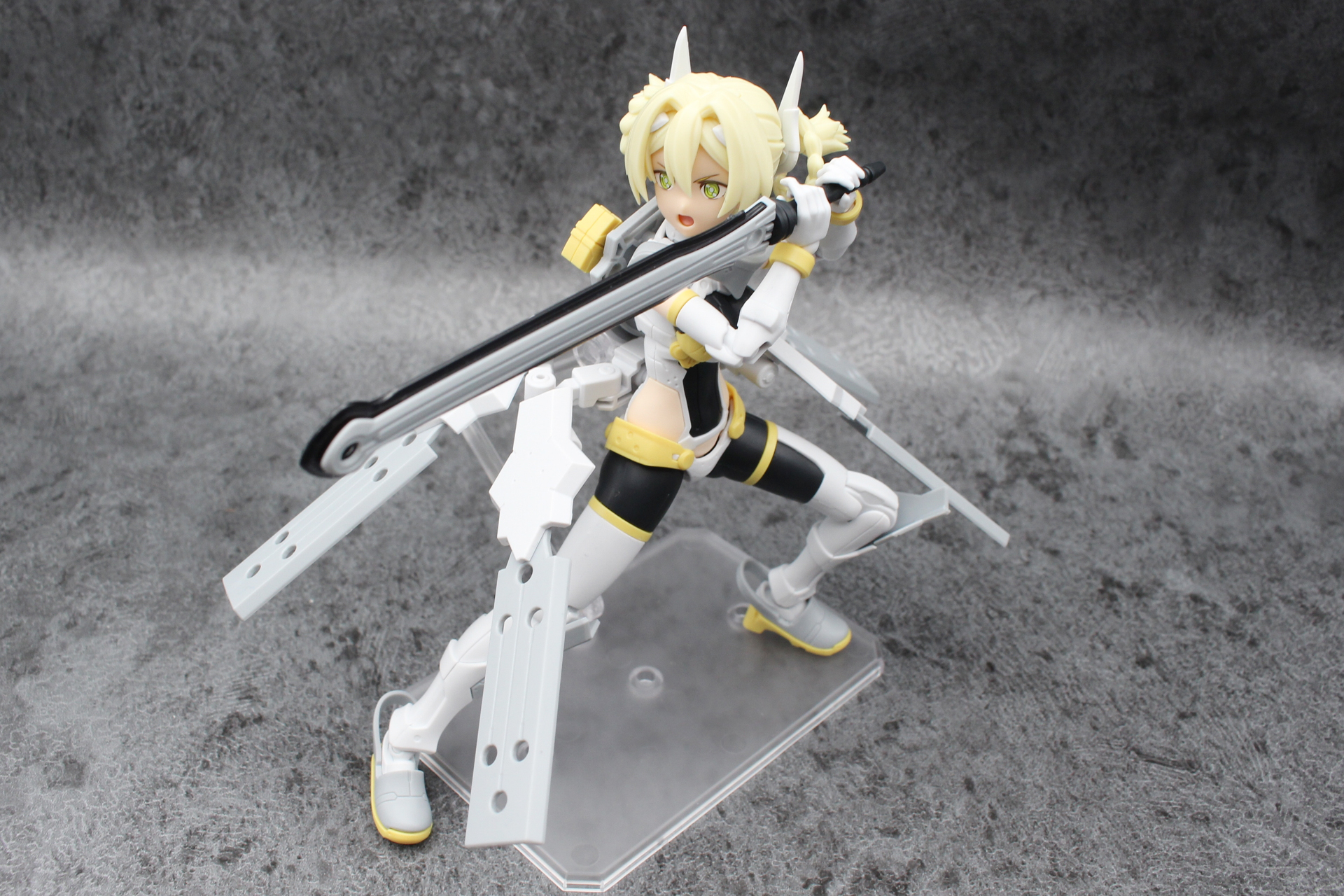 アーマーパーツの角度や位置でポーズの見栄えは大きく変わる。色々と試してみてほしい