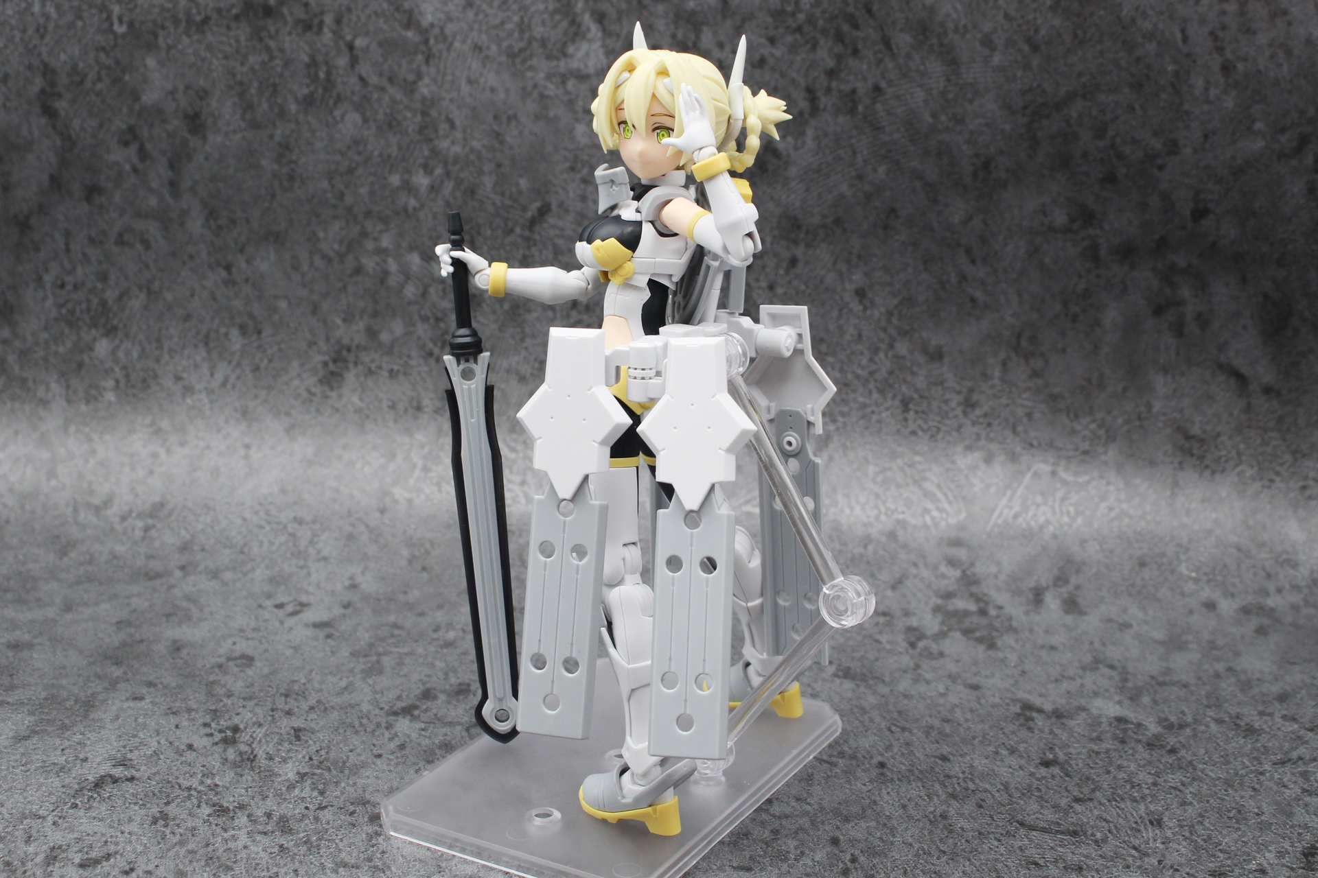 アーマーパーツの角度や位置でポーズの見栄えは大きく変わる。色々と試してみてほしい