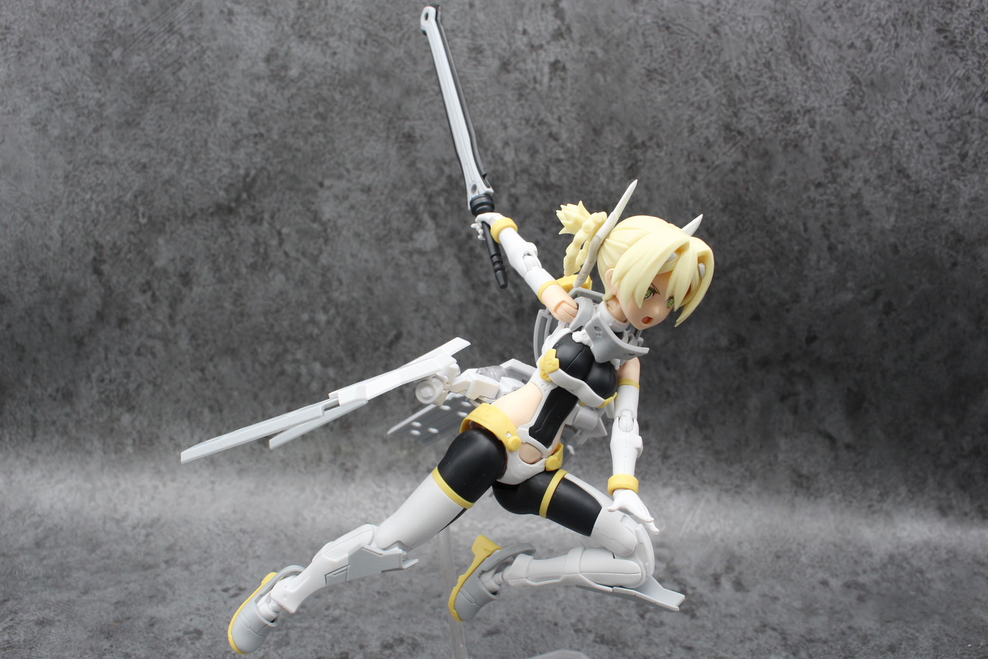 アーマーパーツの角度や位置でポーズの見栄えは大きく変わる。色々と試してみてほしい