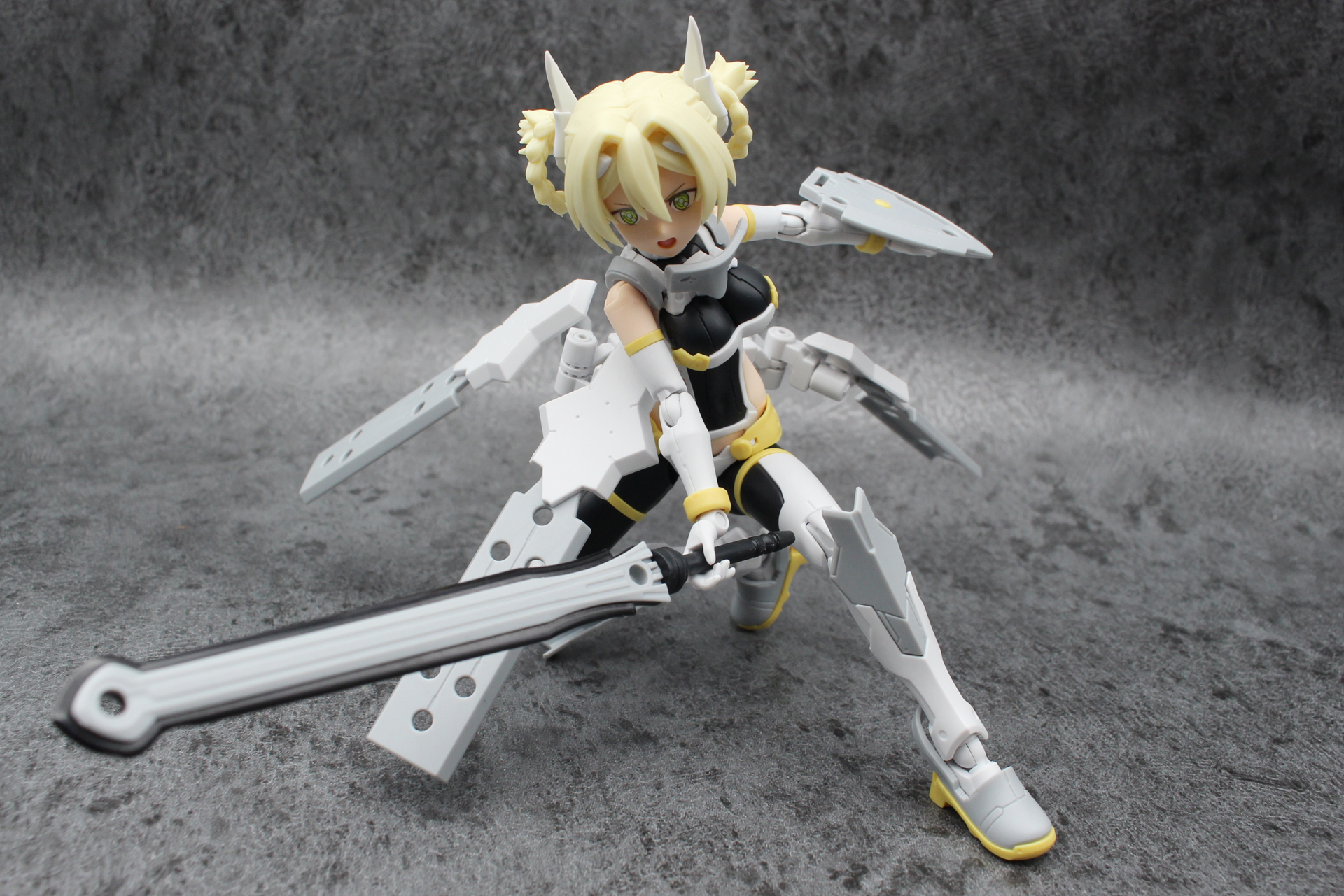 アーマーパーツの角度や位置でポーズの見栄えは大きく変わる。色々と試してみてほしい