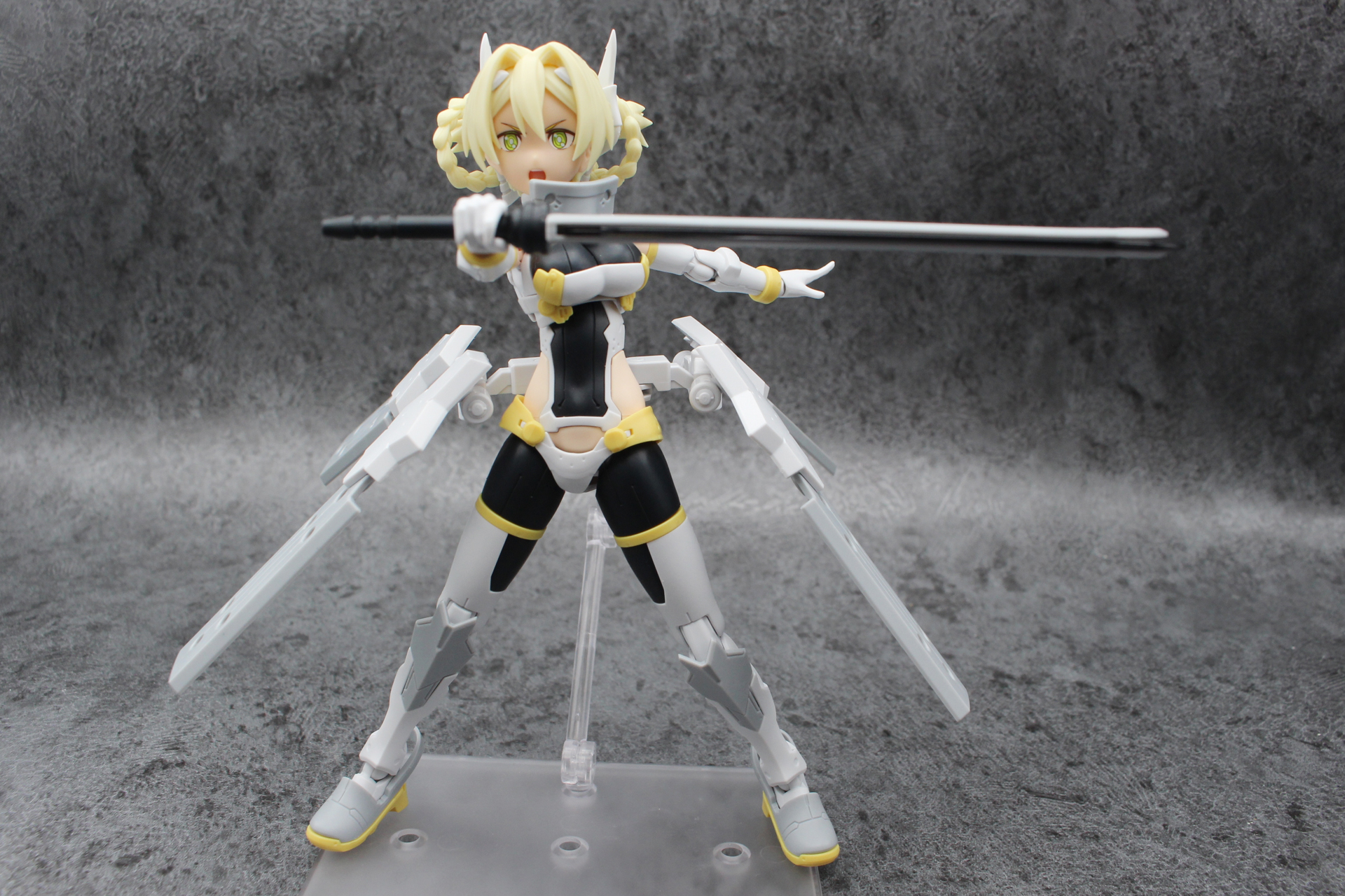 アーマーパーツの角度や位置でポーズの見栄えは大きく変わる。色々と試してみてほしい