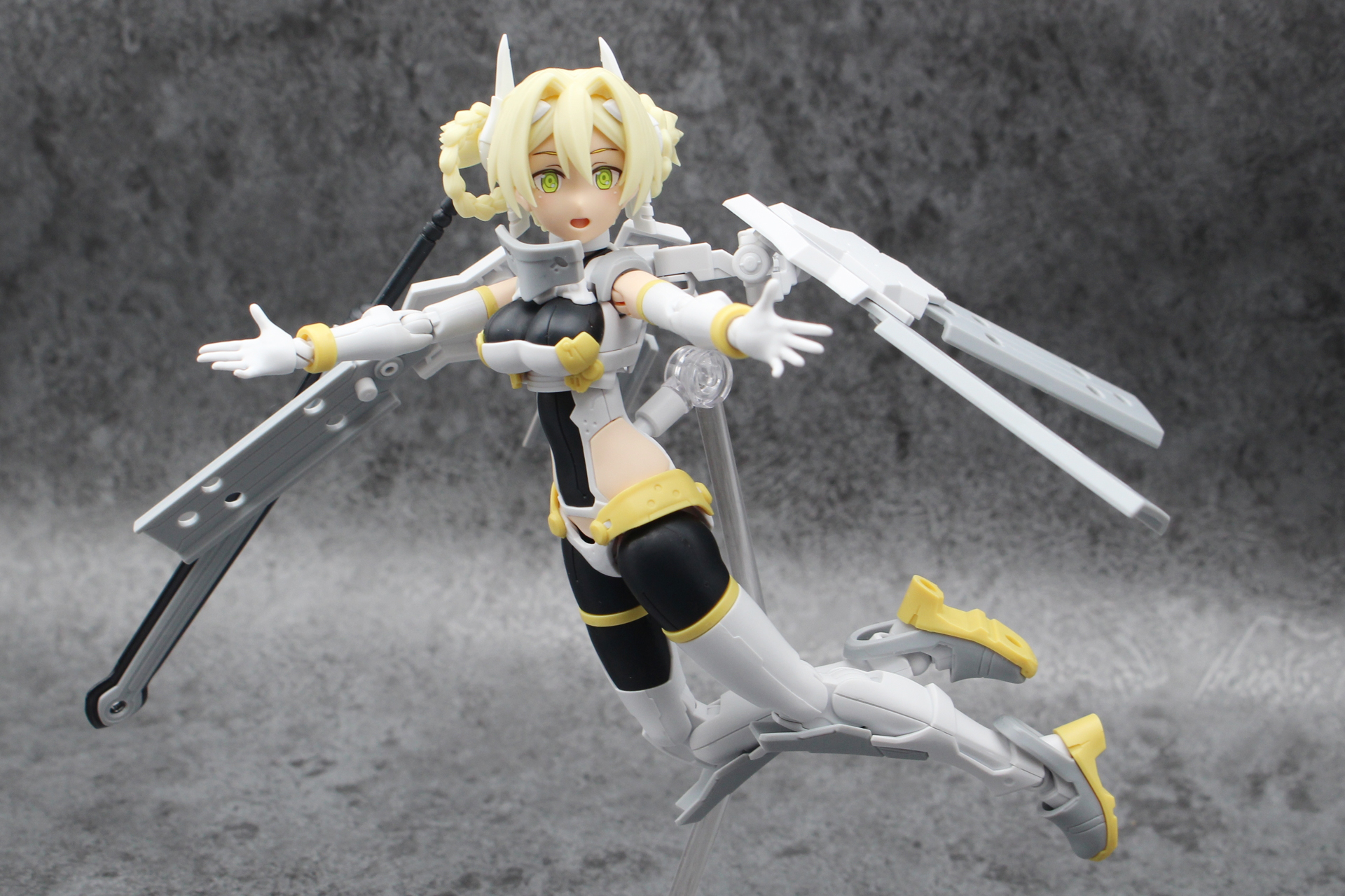 アーマーパーツの角度や位置でポーズの見栄えは大きく変わる。色々と試してみてほしい