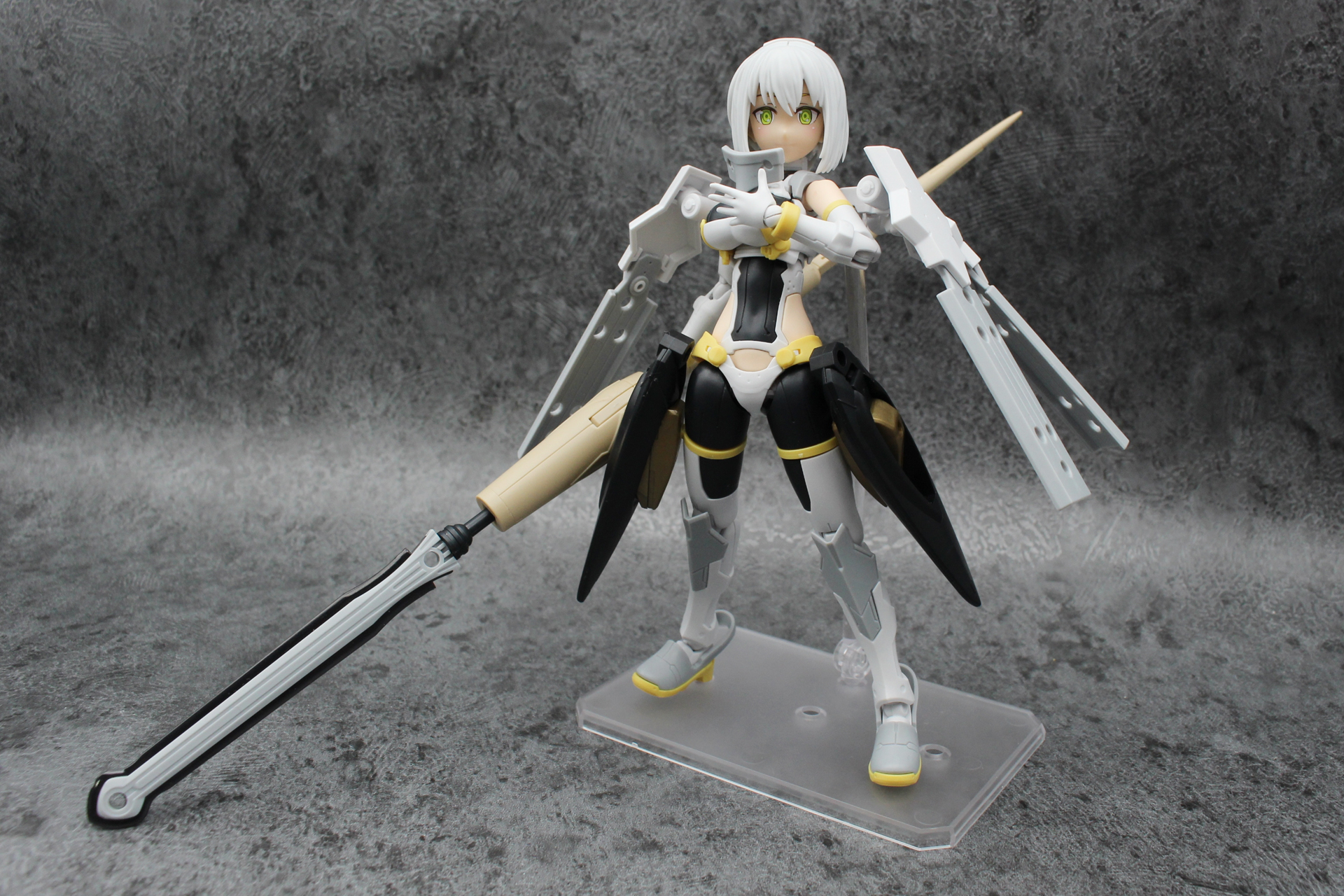 説明書の例に則って「30MS SIS-Tc20g ツキルナ=ディアース(イノセンテフォーム)」の武装を使ってカスタマイズしてみた。髪型は同時発売のヘアスタイルパーツ「ミディアムヘア3」を使っている