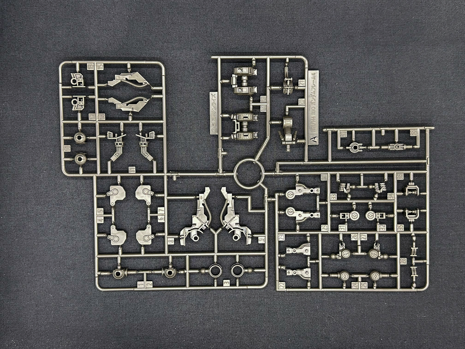 「HG 1/144 ガンダムアメイジングバルバトスルプス」を構成するランナー。7枚のランナーが新規造形ランナーとなります。