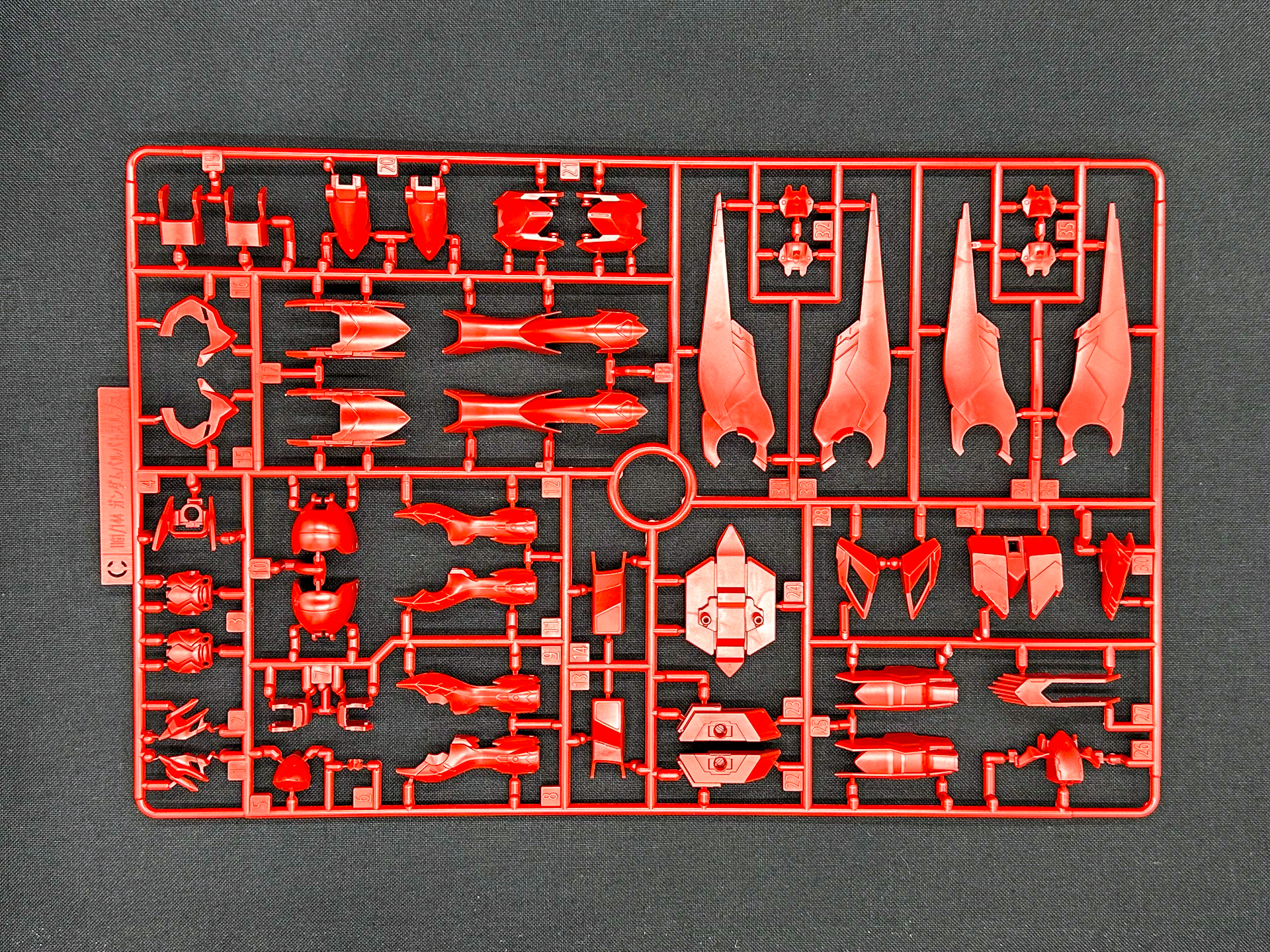 「HG 1/144 ガンダムアメイジングバルバトスルプス」を構成するランナー。7枚のランナーが新規造形ランナーとなります。