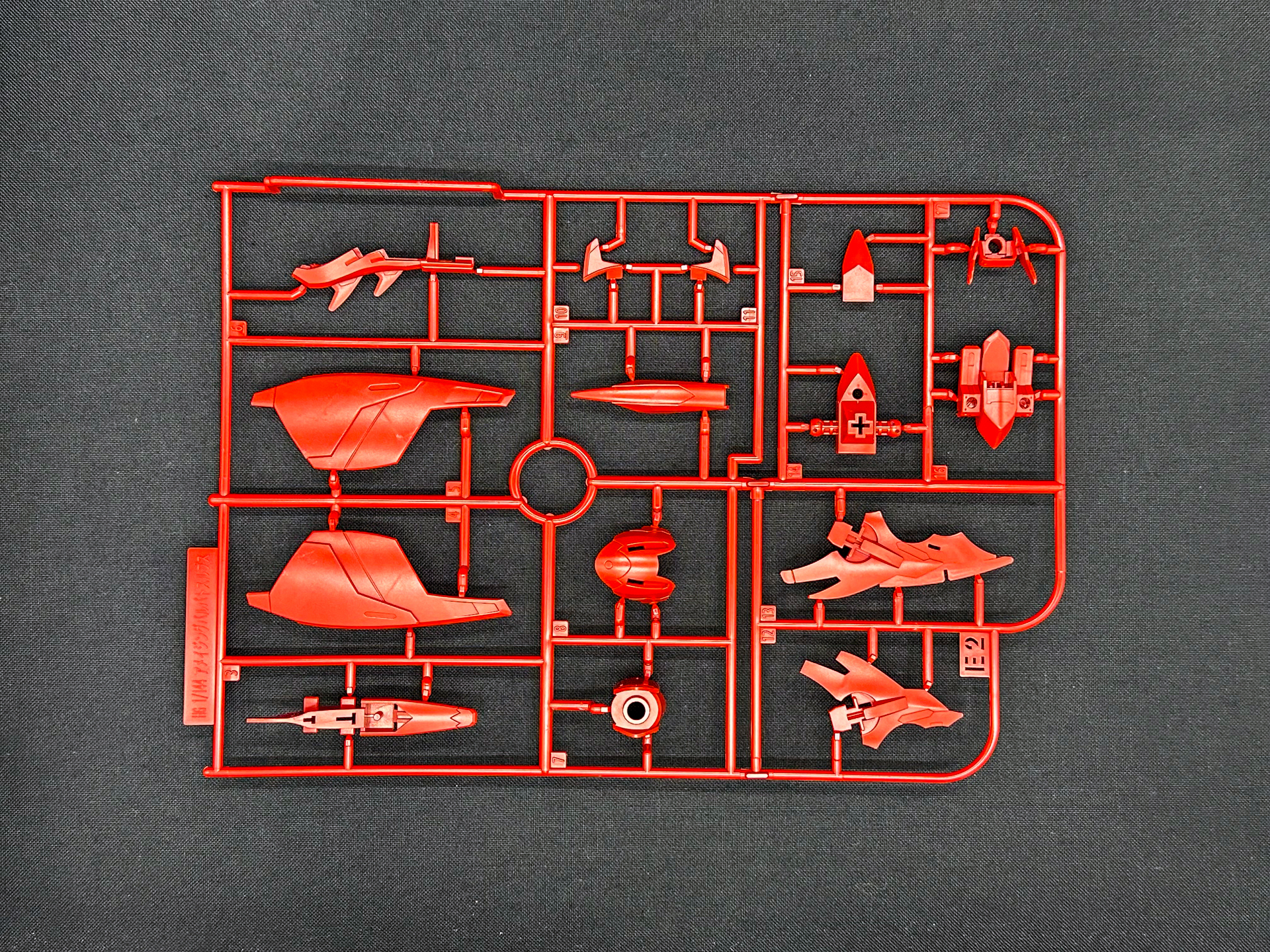 「HG 1/144 ガンダムアメイジングバルバトスルプス」を構成するランナー。7枚のランナーが新規造形ランナーとなります。