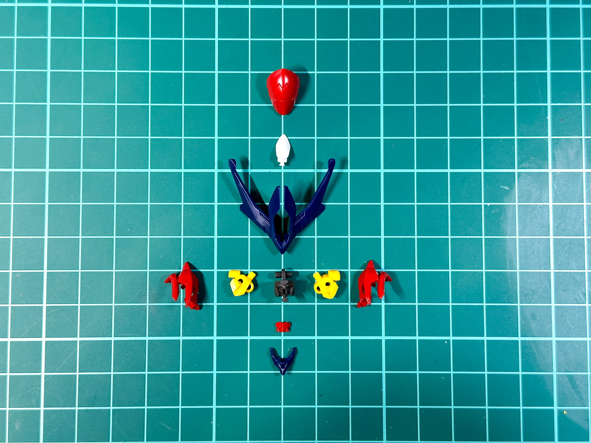 組み立て前の頭部。全10パーツにて構成されています。