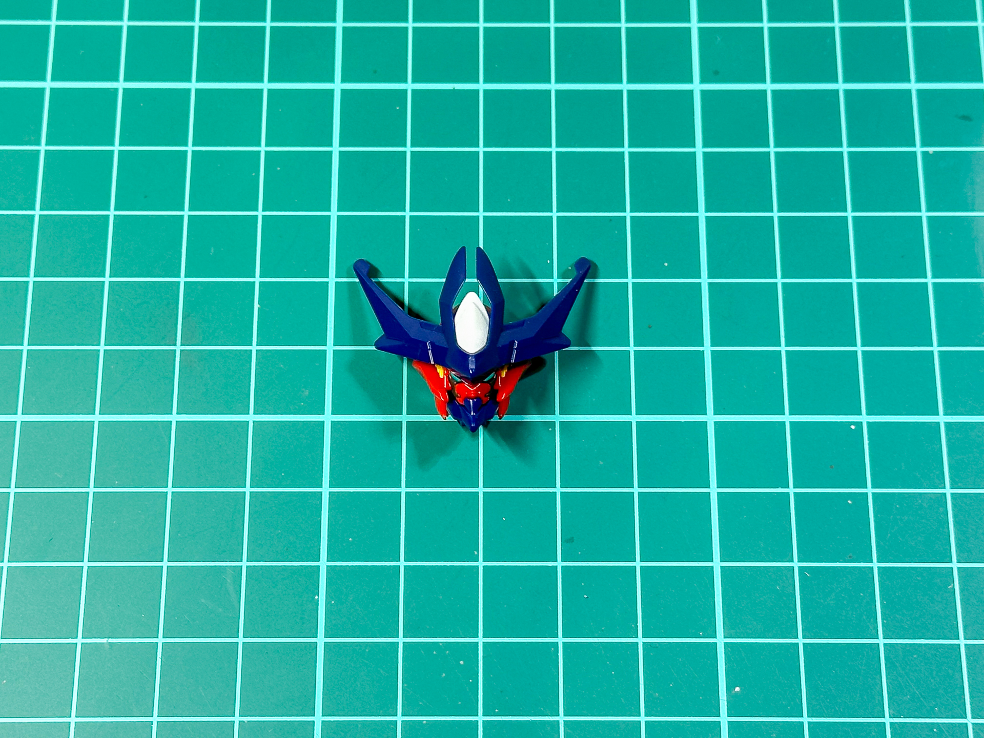 組み立てが完了した頭部。ツインアイはシールによる色分けです。