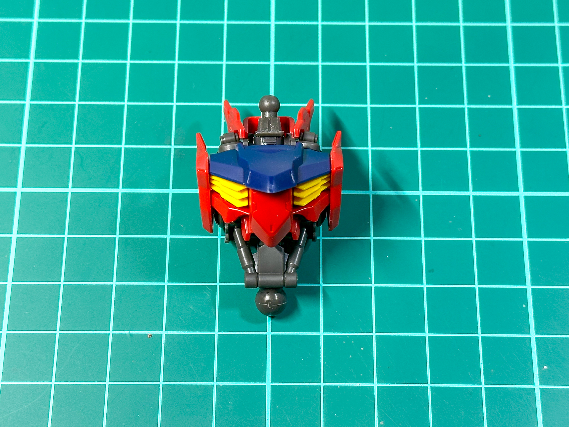 組み立てが完了した胴体部。腹部は内部フレームが露出しています。