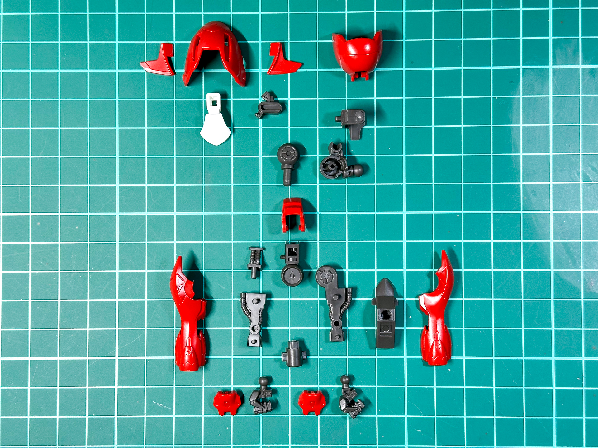 組み立て前の腕部。交換用ハンドパーツを含め22パーツにて構成されています。