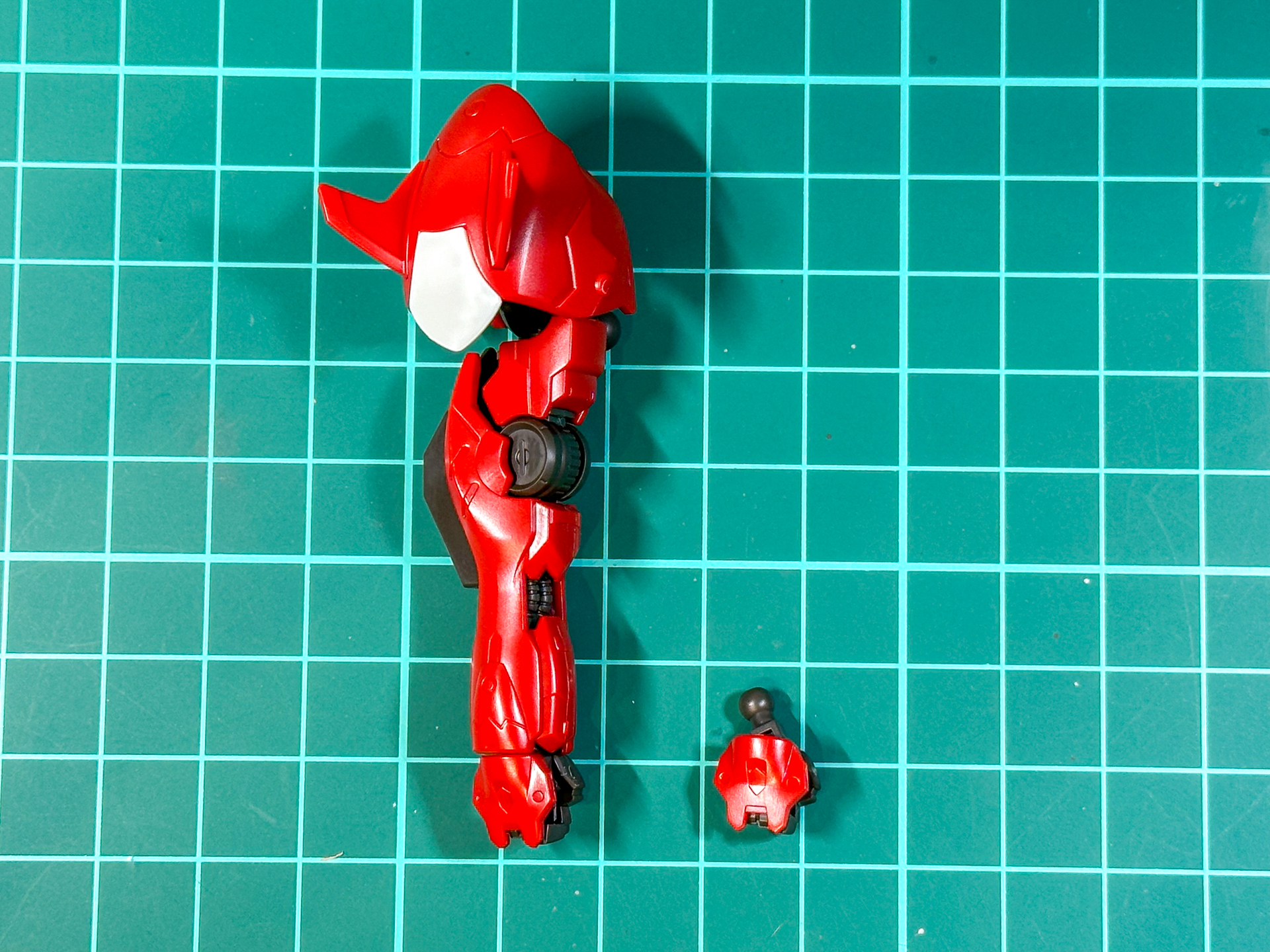 組み立てが完了した腕部。交換用ハンドパーツは武器持ち手と角度付き武器持ち手が付属します。