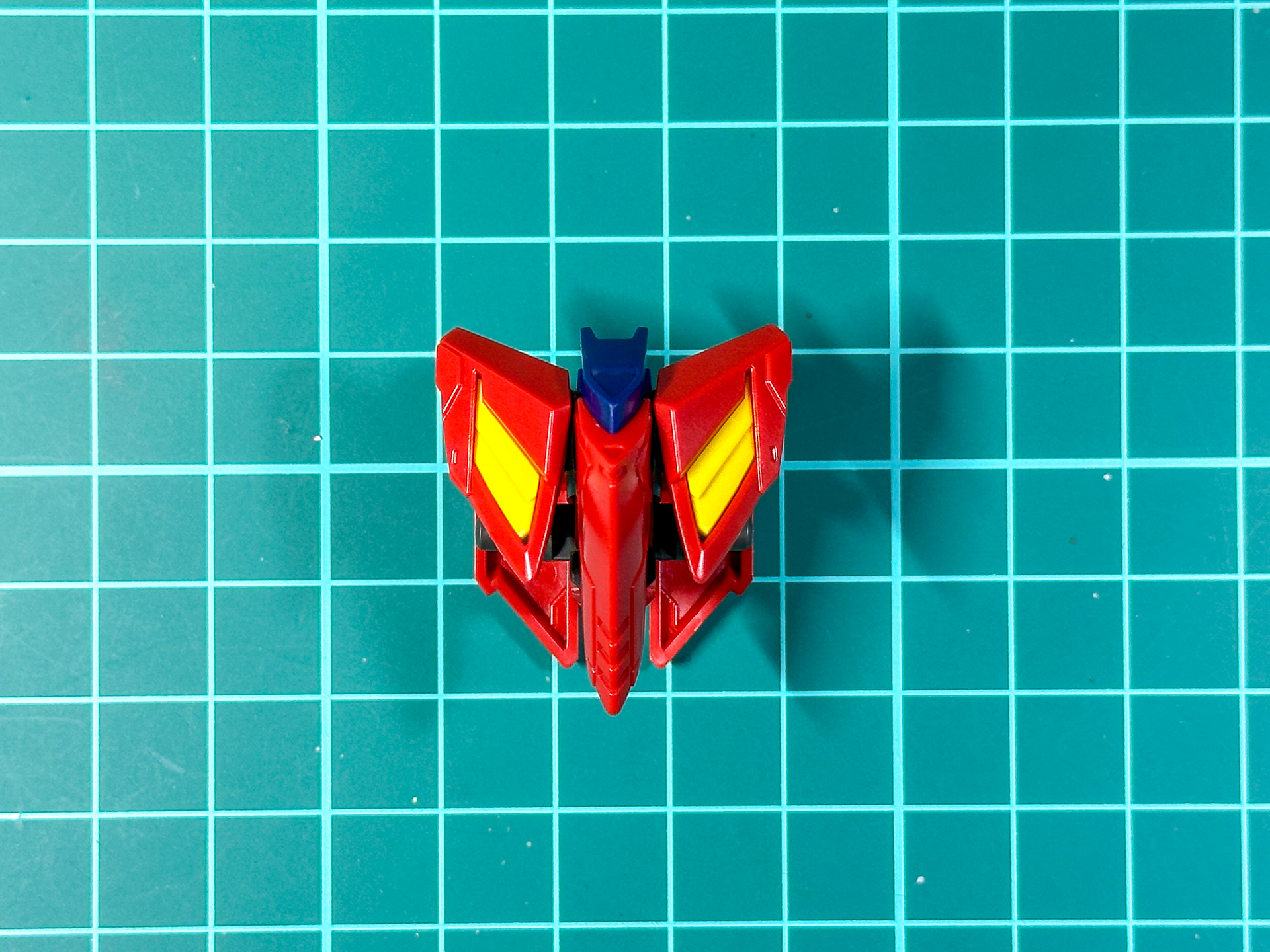 組み立てが完了した腰部。フロントアーマーは左右一体成型となります。