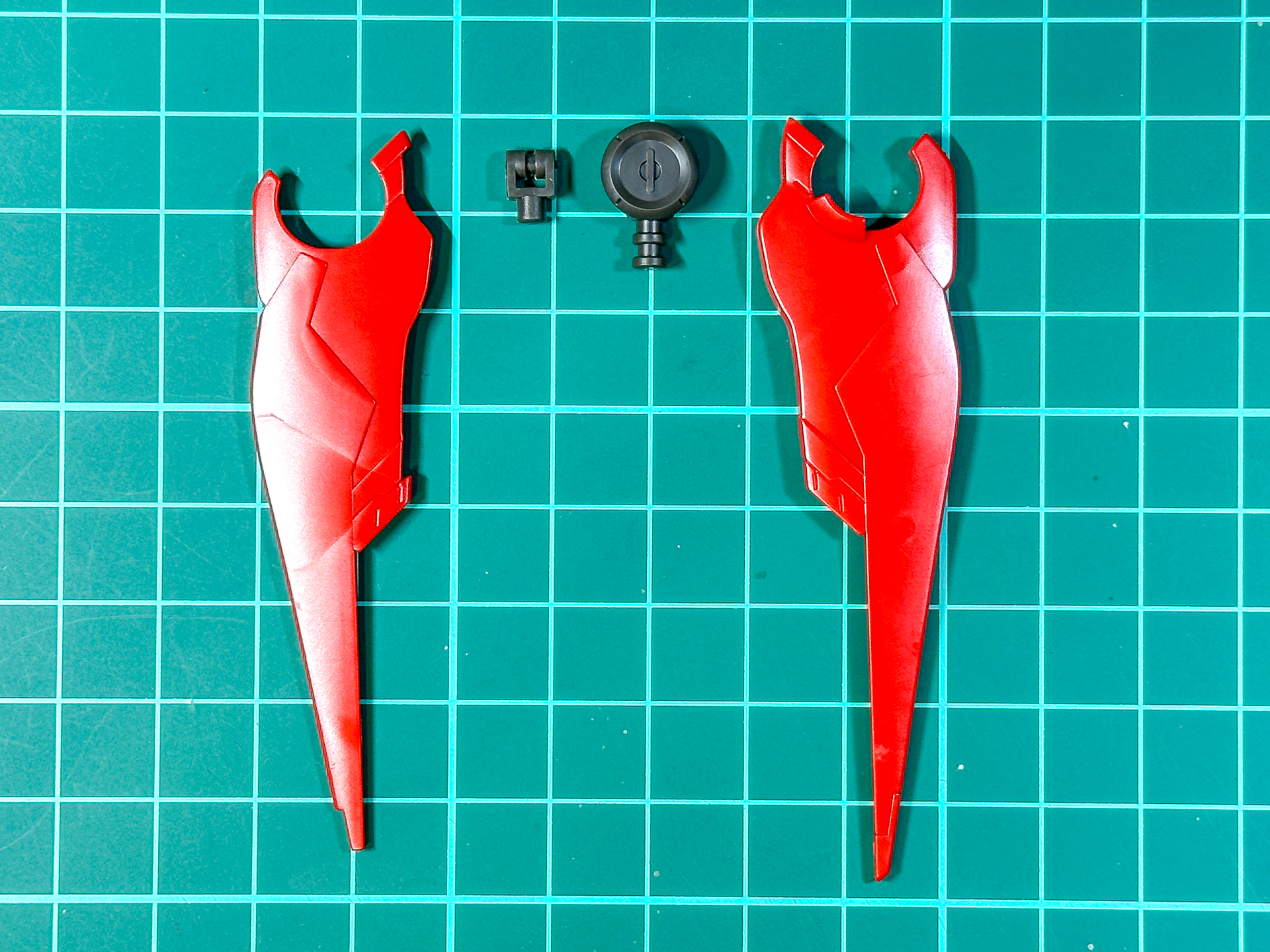 組み立て前のサイドアーマー。全4パーツにて構成されています。