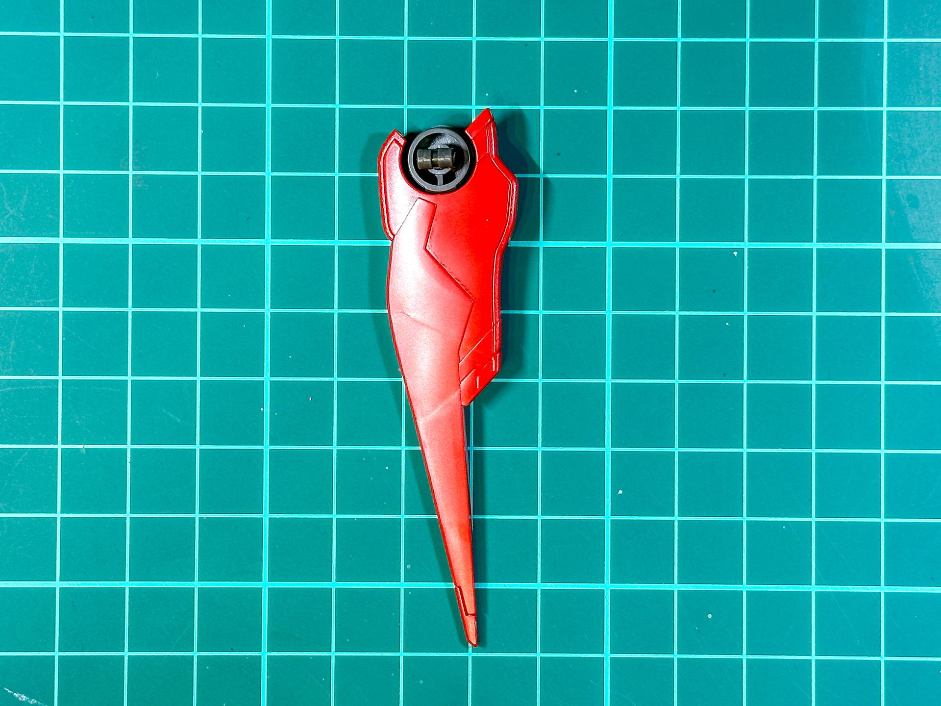 組み立てが完了したサイドアーマー。左右対称形状となっています。