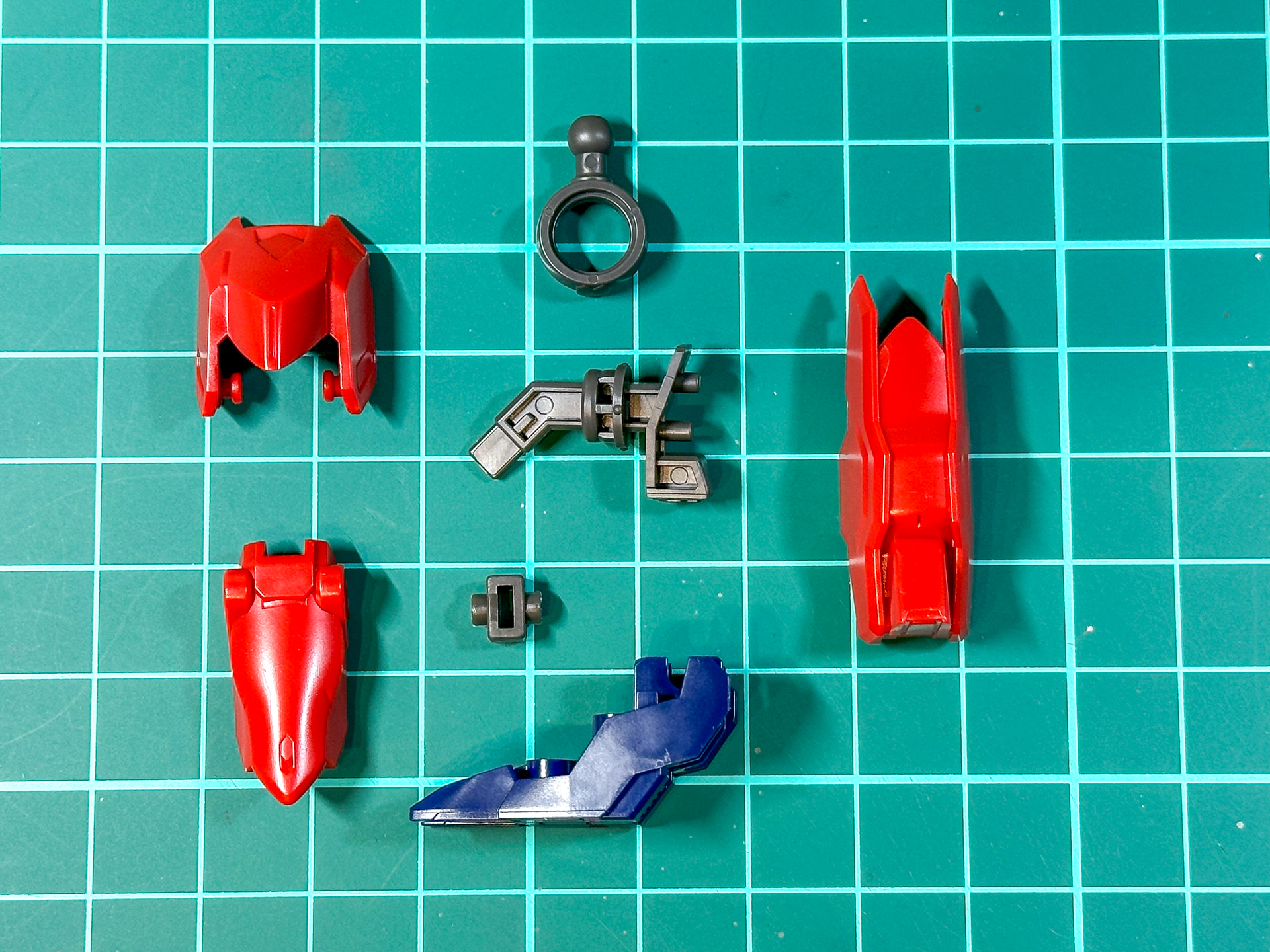 組み立て前の足部。全7パーツにて構成されています。