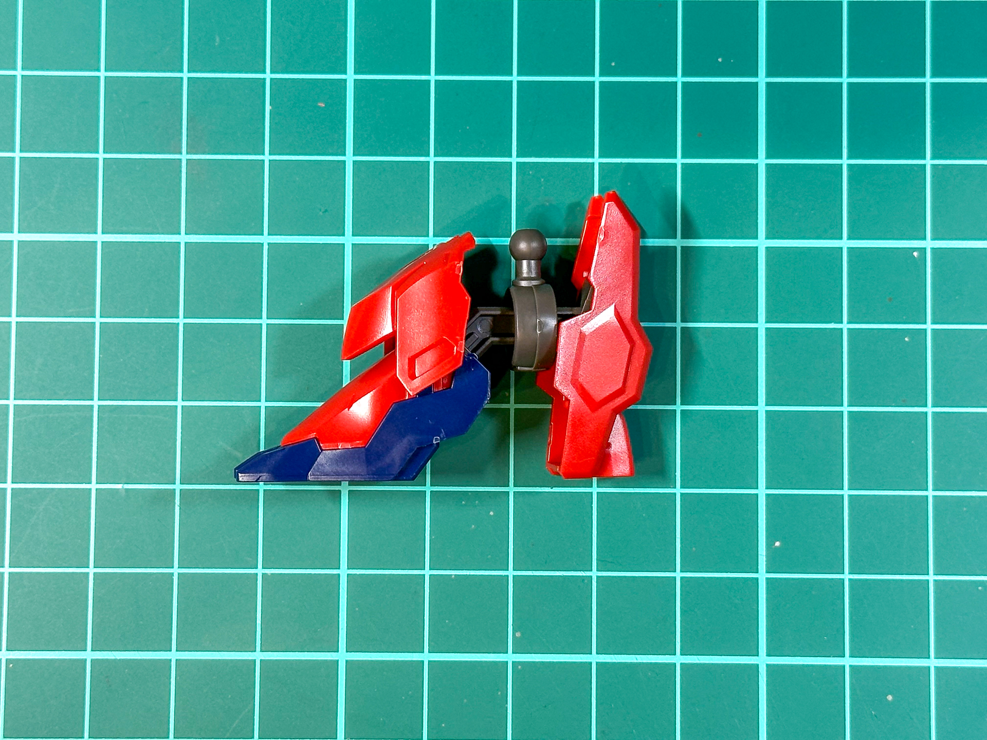 組み立てが完了した足部。特徴となる高いヒール形状を再現しています。