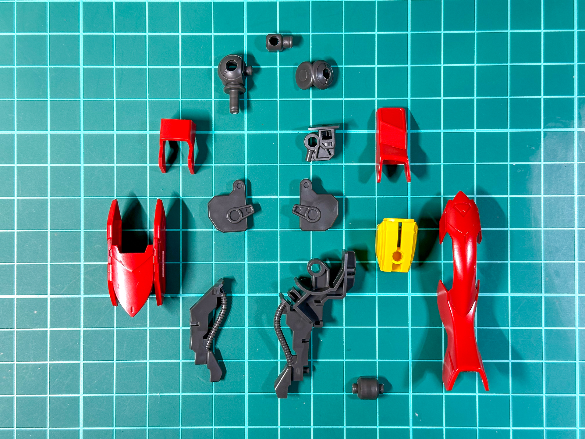 組み立て前の脚部。全14パーツにて構成されています。