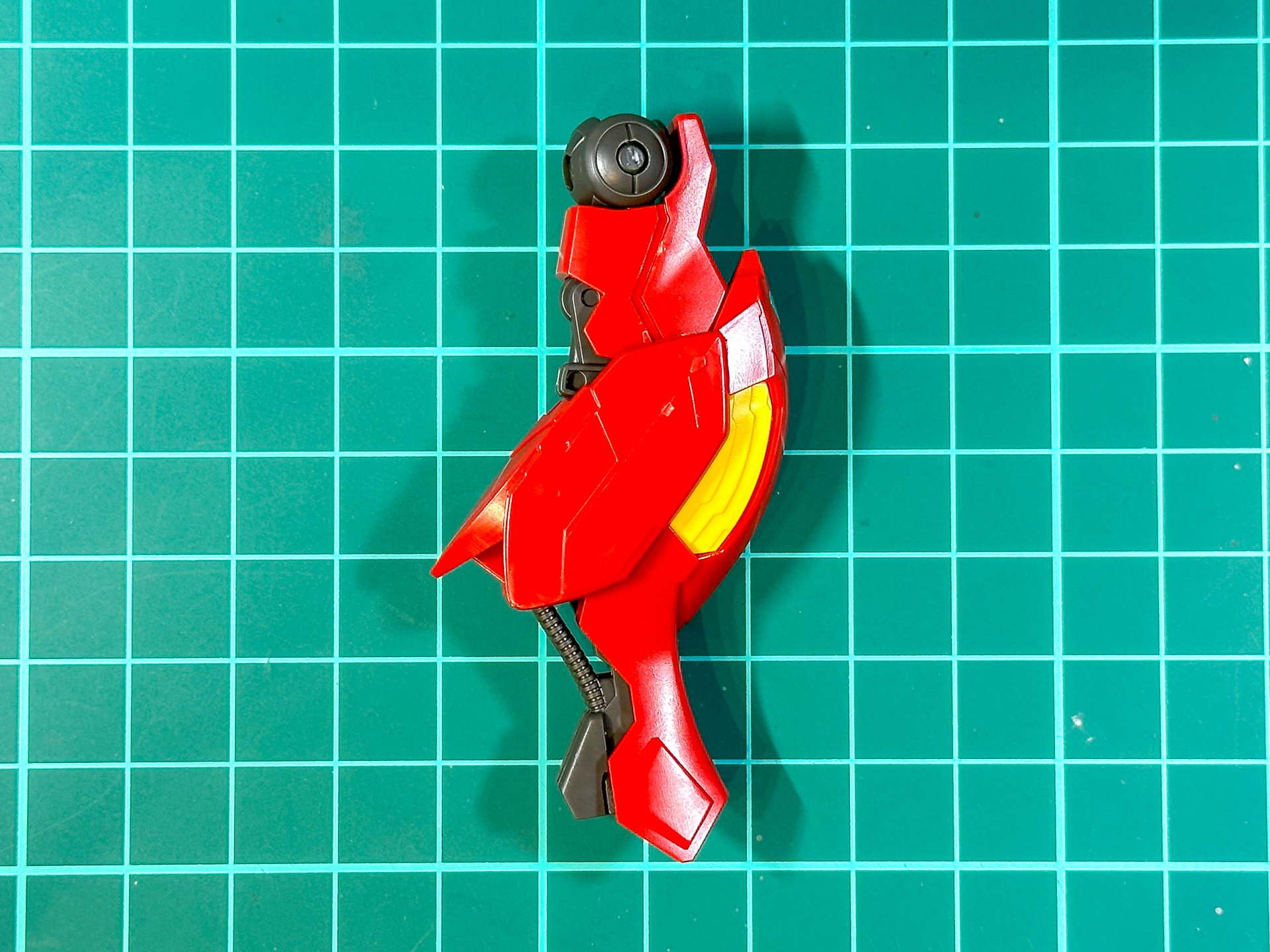 組み立てが完了した脚部。膝部分のモールドはシールによる色分けとなっています。