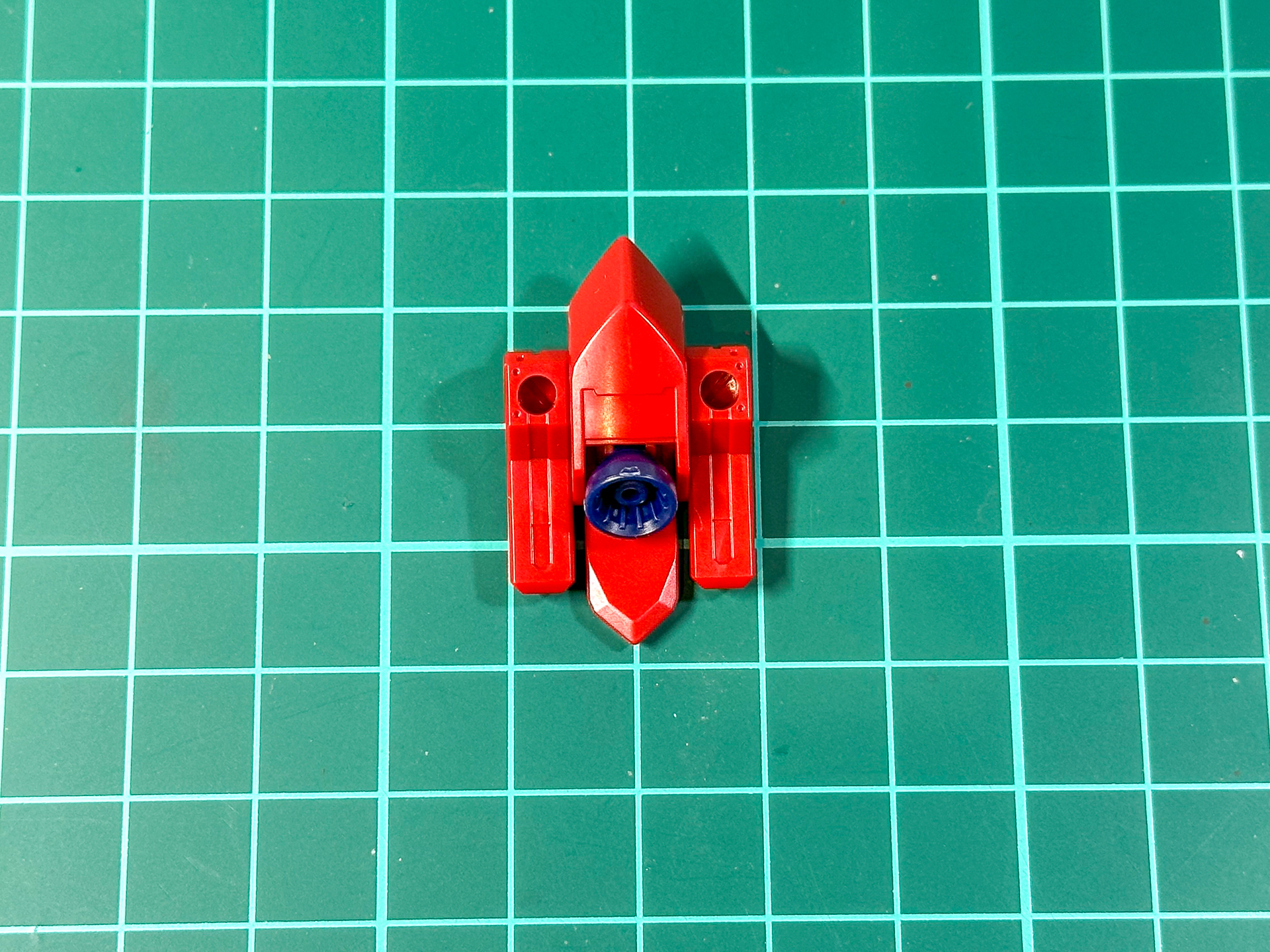 組み立てが完了したバックパック。スラスターノズルは丸型に変更されています。