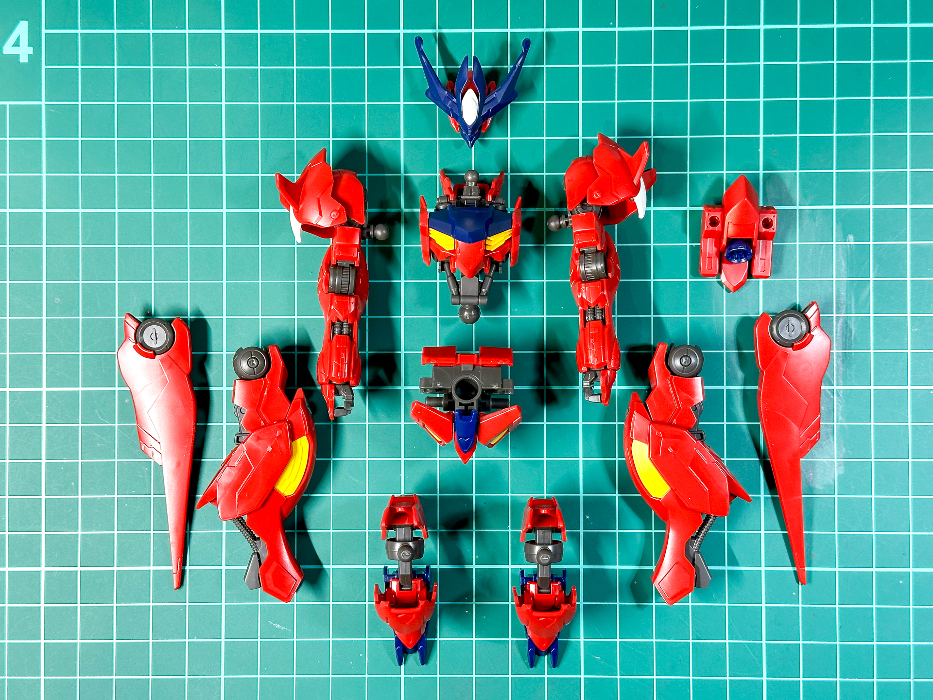 一体化前のガンダムアメイジングバルバトスルプス。頭部、腕部、腰部の接続はボールジョイント。脚部、足部、バックパックは軸接続。サイドアーマーはCジョイントによる接続となります。