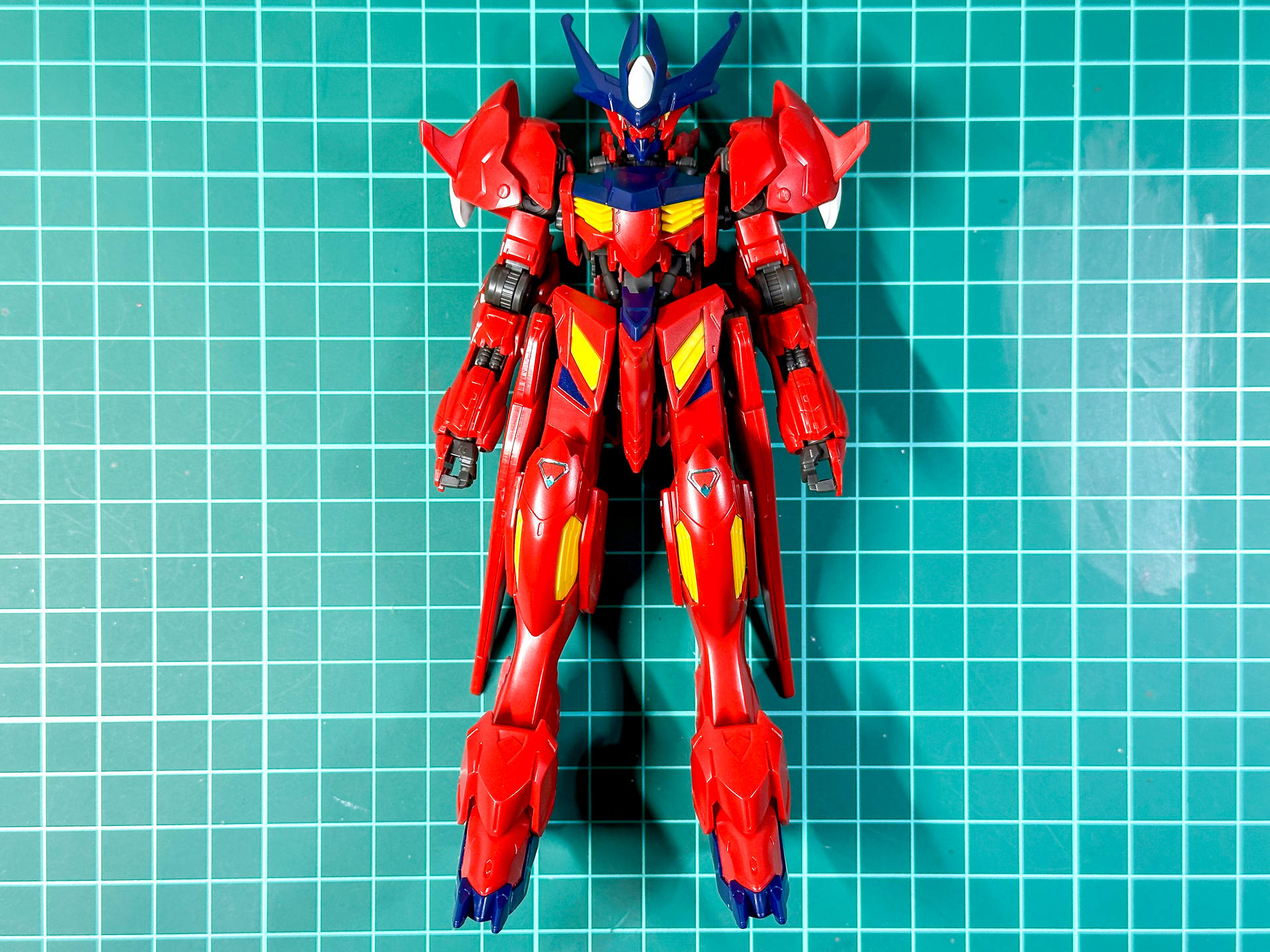 一体化が完了したガンダムアメイジングバルバトスルプス。レッドをメインカラーとした配色となっています。