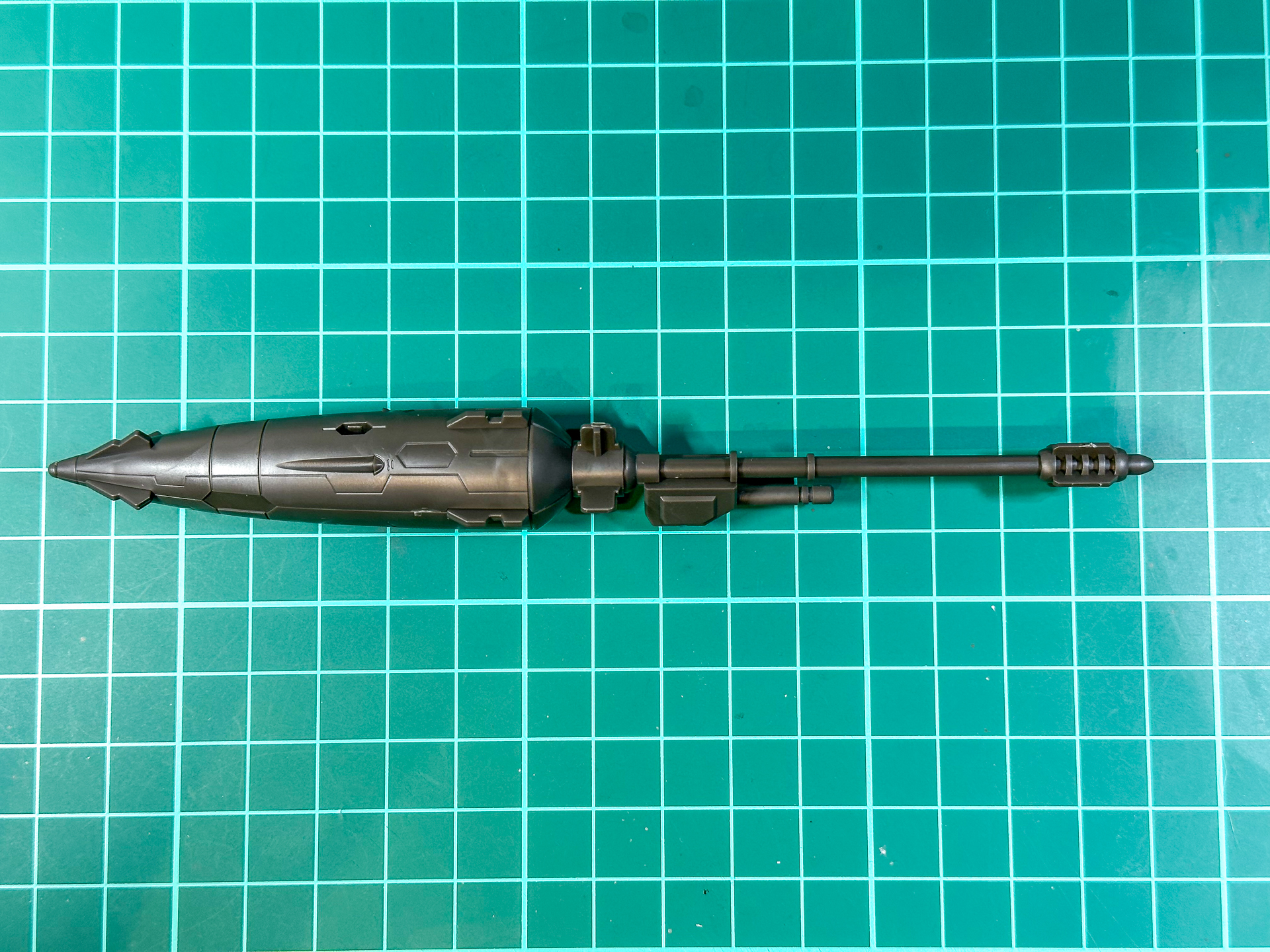 展開式のグリップを使用することで射撃モード時も安定して保持することができます。