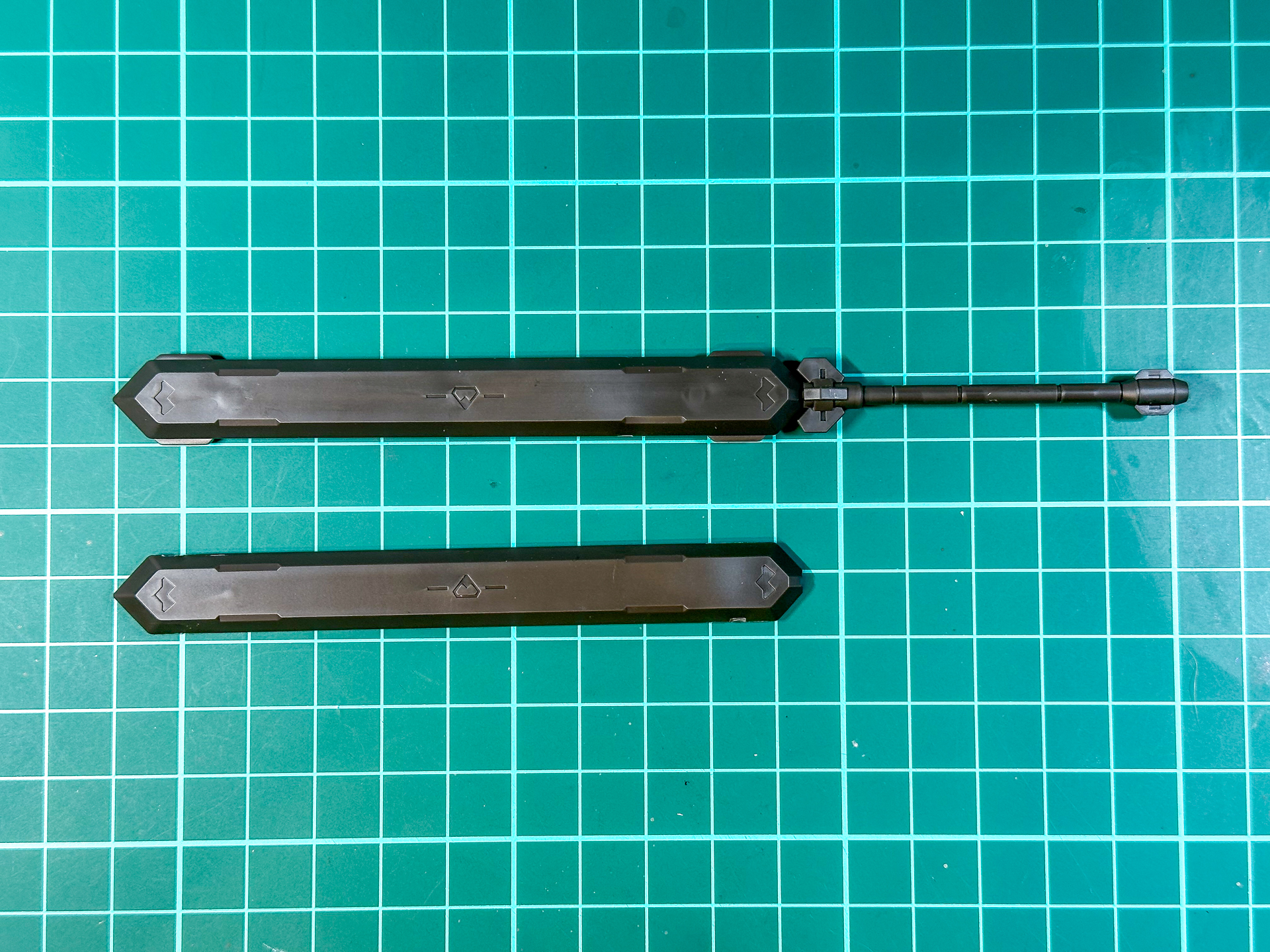 組み立て前のソードメイス。全2パーツにて構成されています。