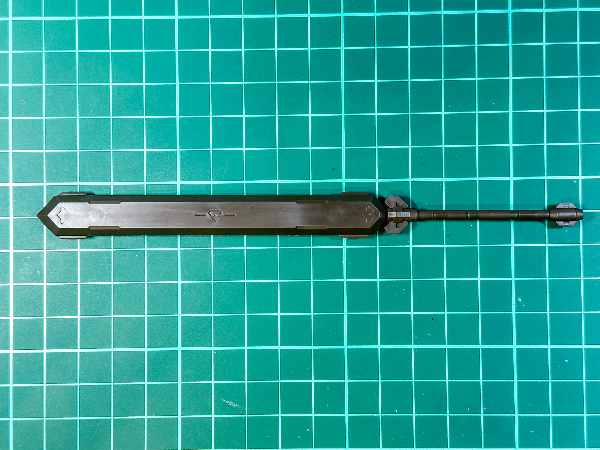 組み立てが完了したソードメイス。カスタマイズ元の武装も付属します。