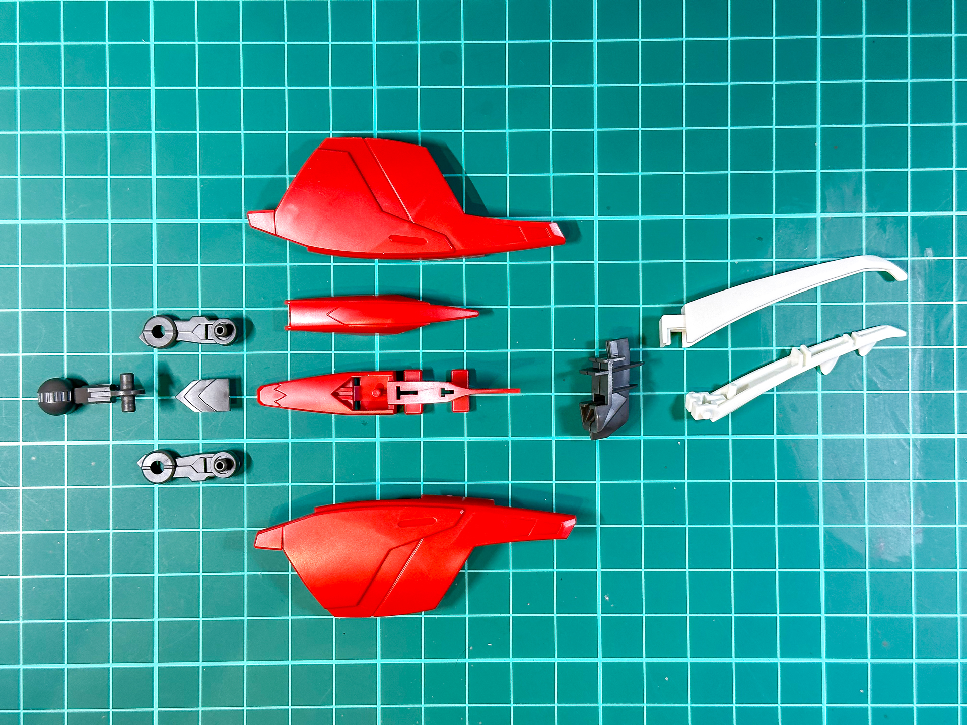 組み立て前のバインダー。全11パーツにて構成されています。