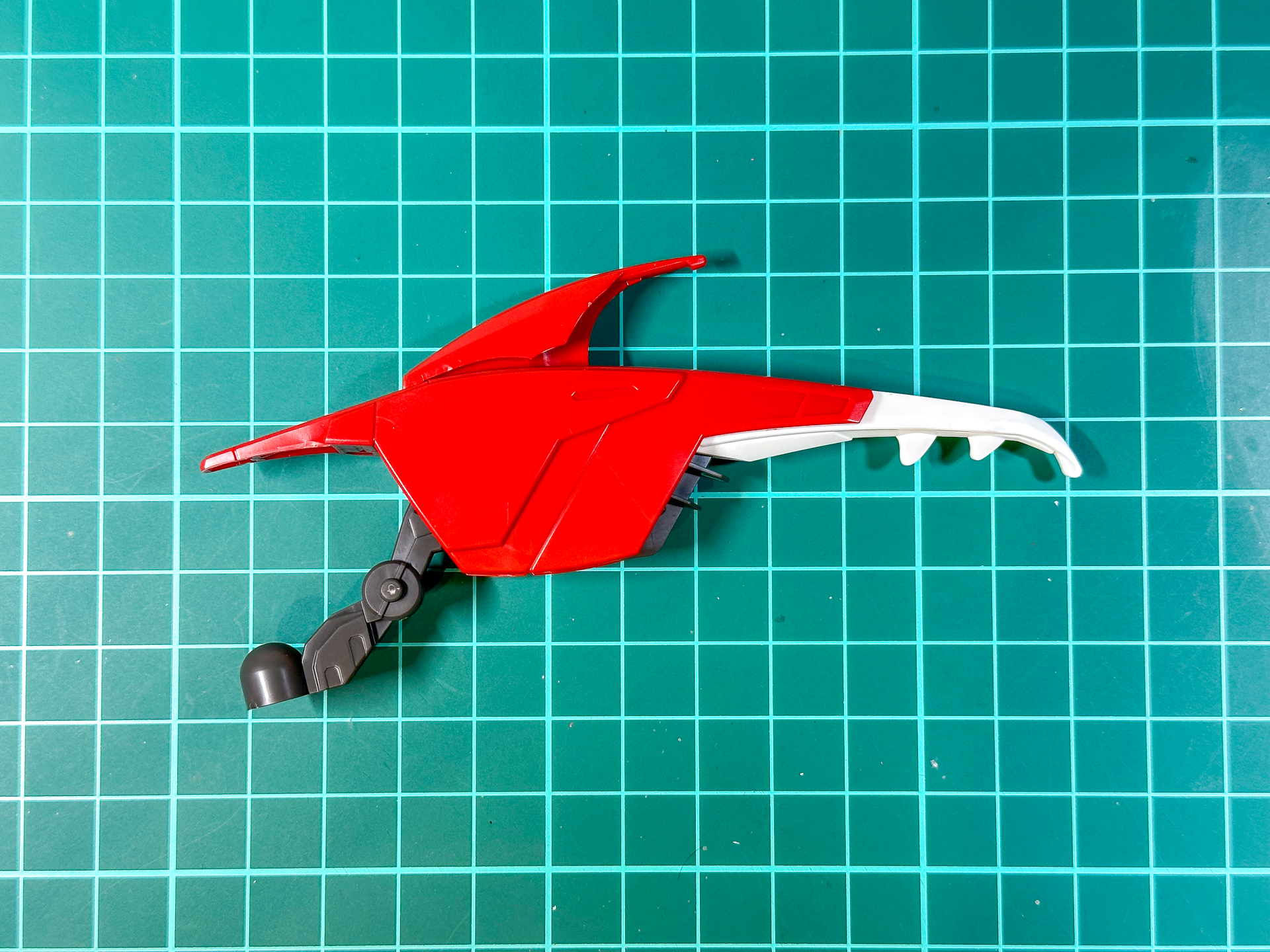 組み立てが完了したバインダー。左右共通形状となっています。