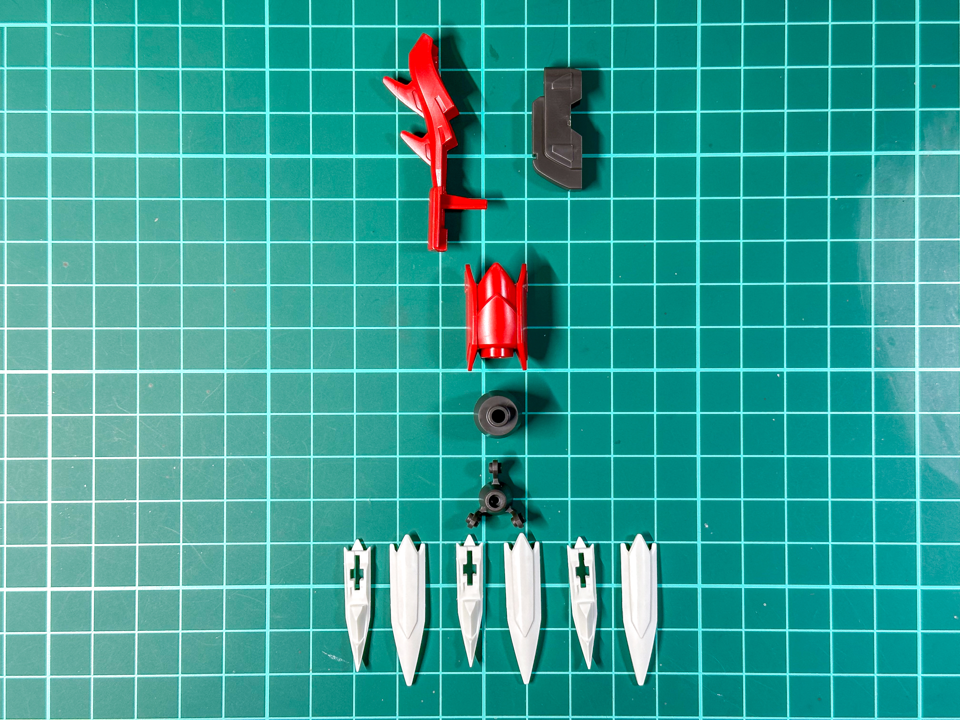 組み立て前のクロー部。全11パーツにて構成されています。