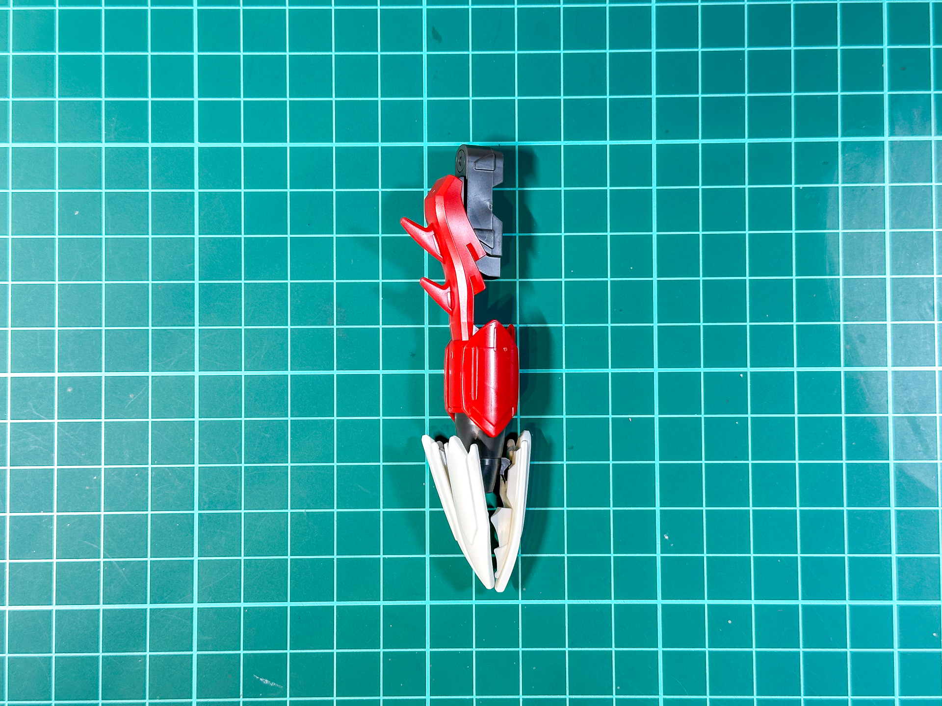 組み立てが完了したクロー部。各部爪パーツは可動し、展開状態にすることができます。