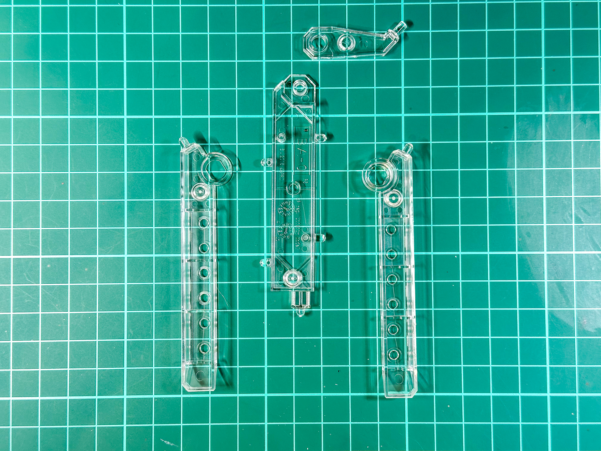 専用スタンドは全4パーツにて構成されています。